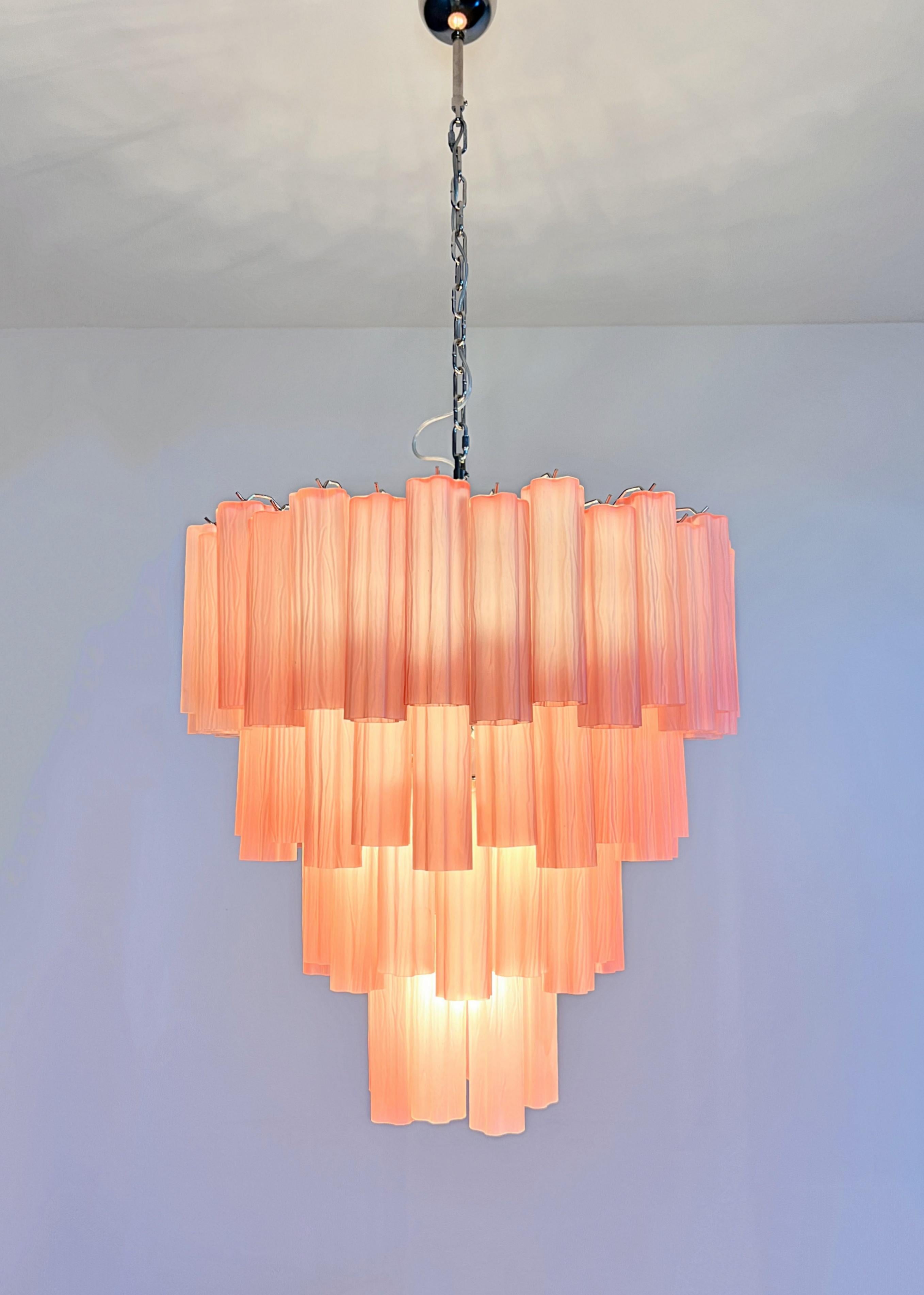 Énorme lustre à étages en verre de Murano Vintage - 80 tubes en verre gravé rose en vente 6