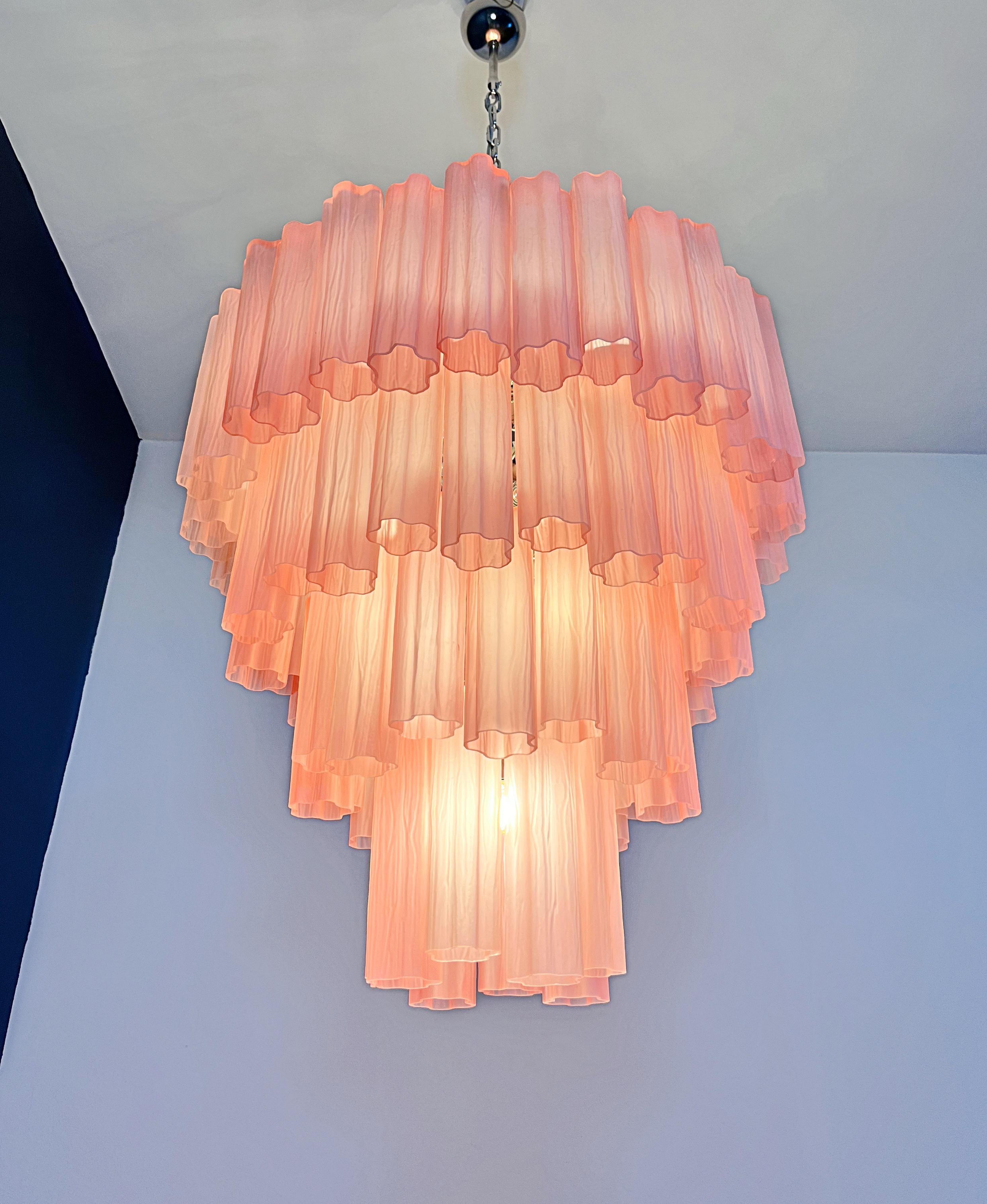 Énorme lustre à étages en verre de Murano Vintage - 80 tubes en verre gravé rose en vente 7