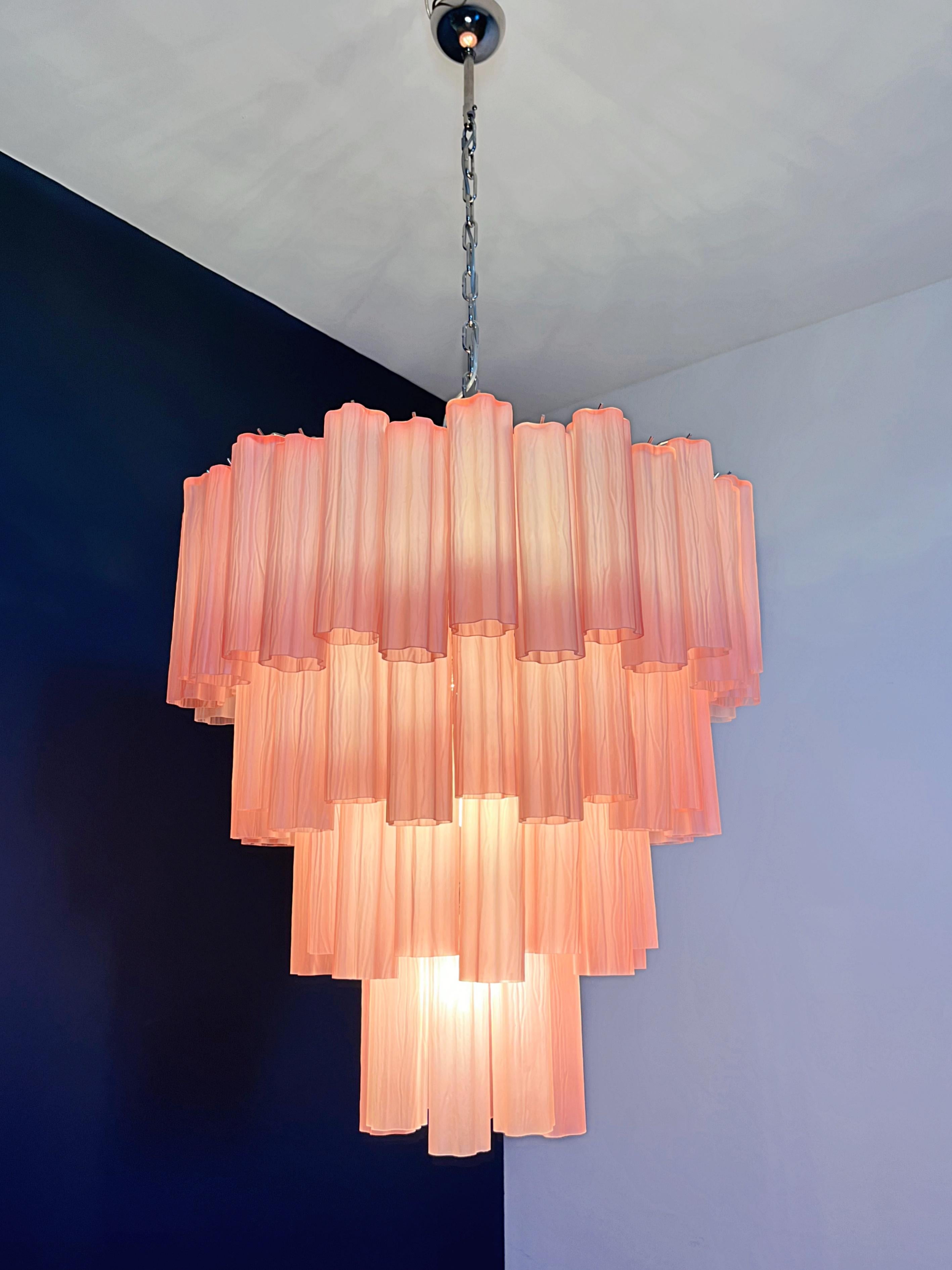 Énorme lustre à étages en verre de Murano Vintage - 80 tubes en verre gravé rose en vente 8