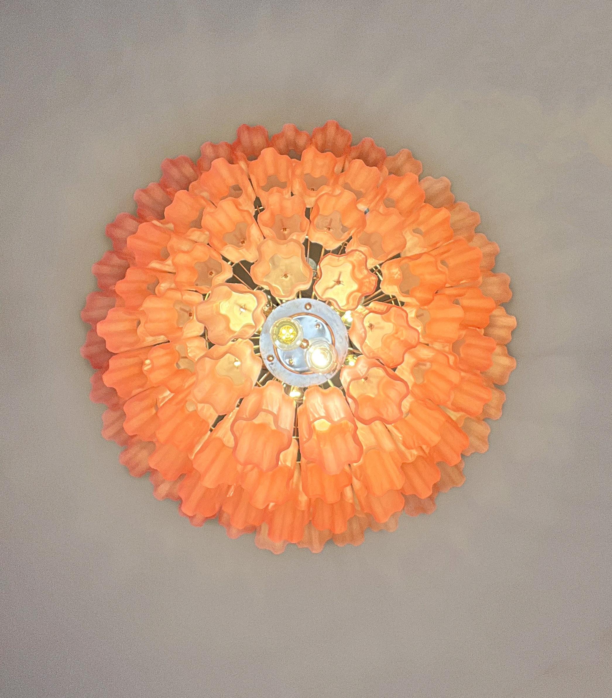 Énorme lustre à étages en verre de Murano Vintage - 80 tubes en verre gravé rose en vente 10