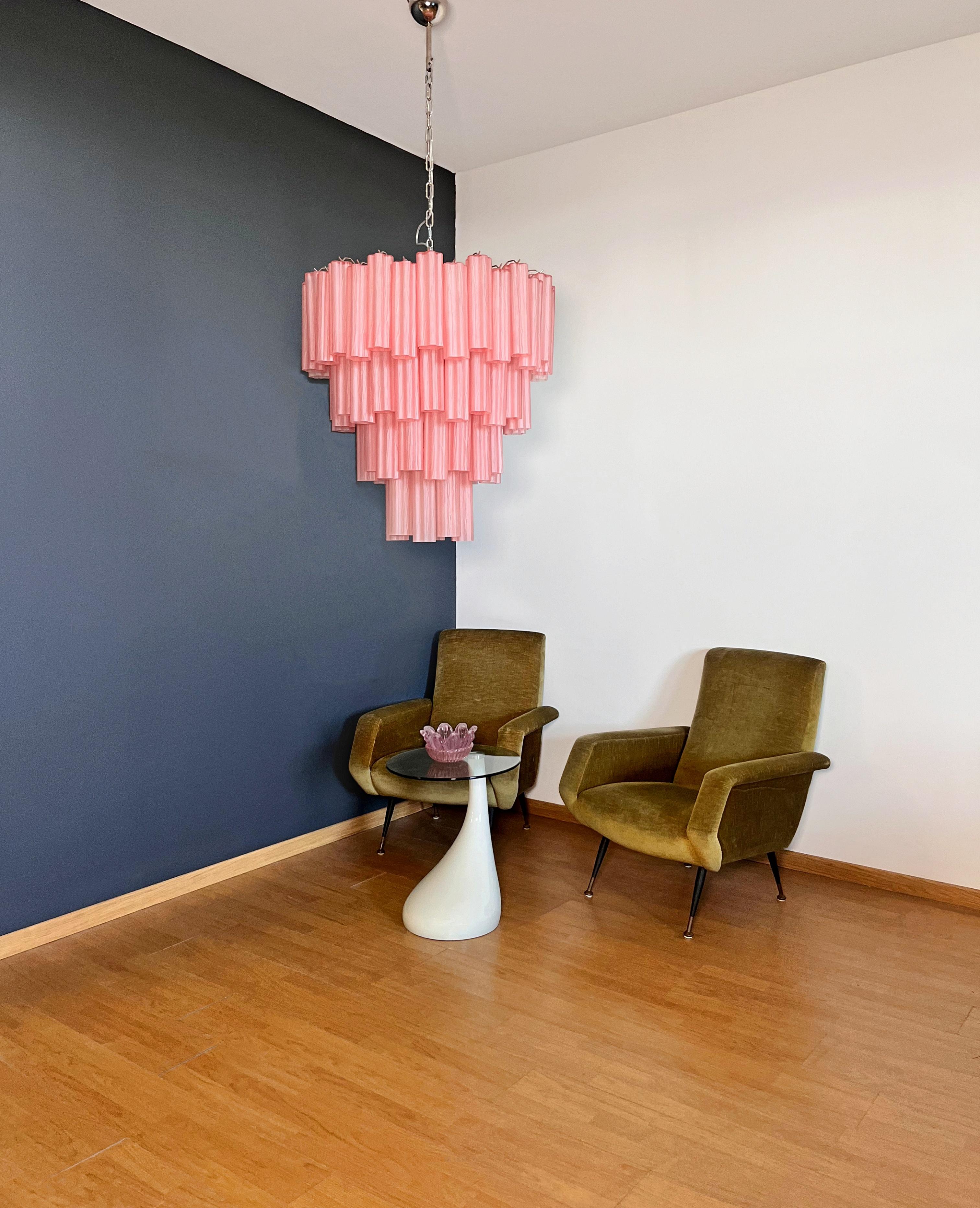 Lustre vintage italien en verre de Murano et structure en métal nickelé sur 4 niveaux. L'armure en nickel poli supporte des tubes en verre rose gravé en forme d'étoile.
Poids d'environ 60 kg.
Période : Fin du XXe siècle
Dimensions :	Hauteur de 70,90