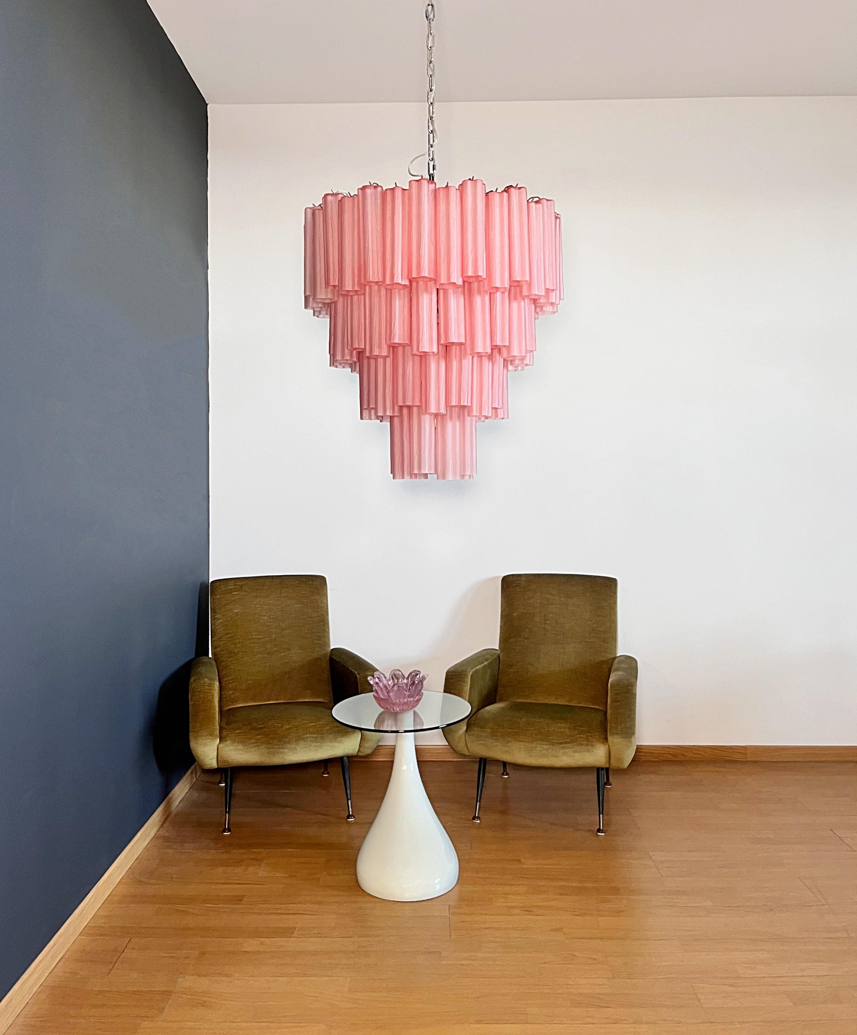 Mid-Century Modern Énorme lustre à étages en verre de Murano Vintage - 80 tubes en verre gravé rose en vente