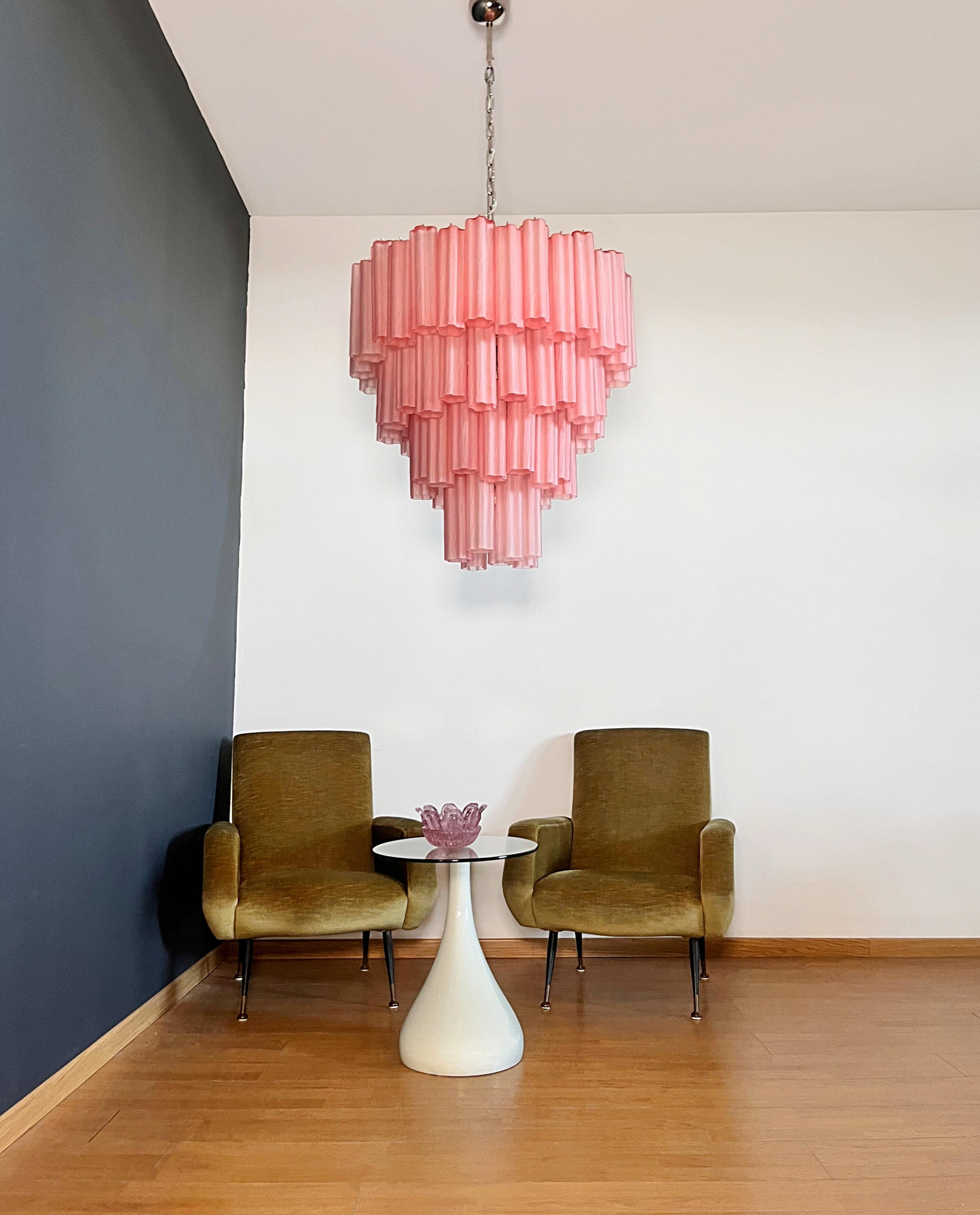 italien Énorme lustre à étages en verre de Murano Vintage - 80 tubes en verre gravé rose en vente