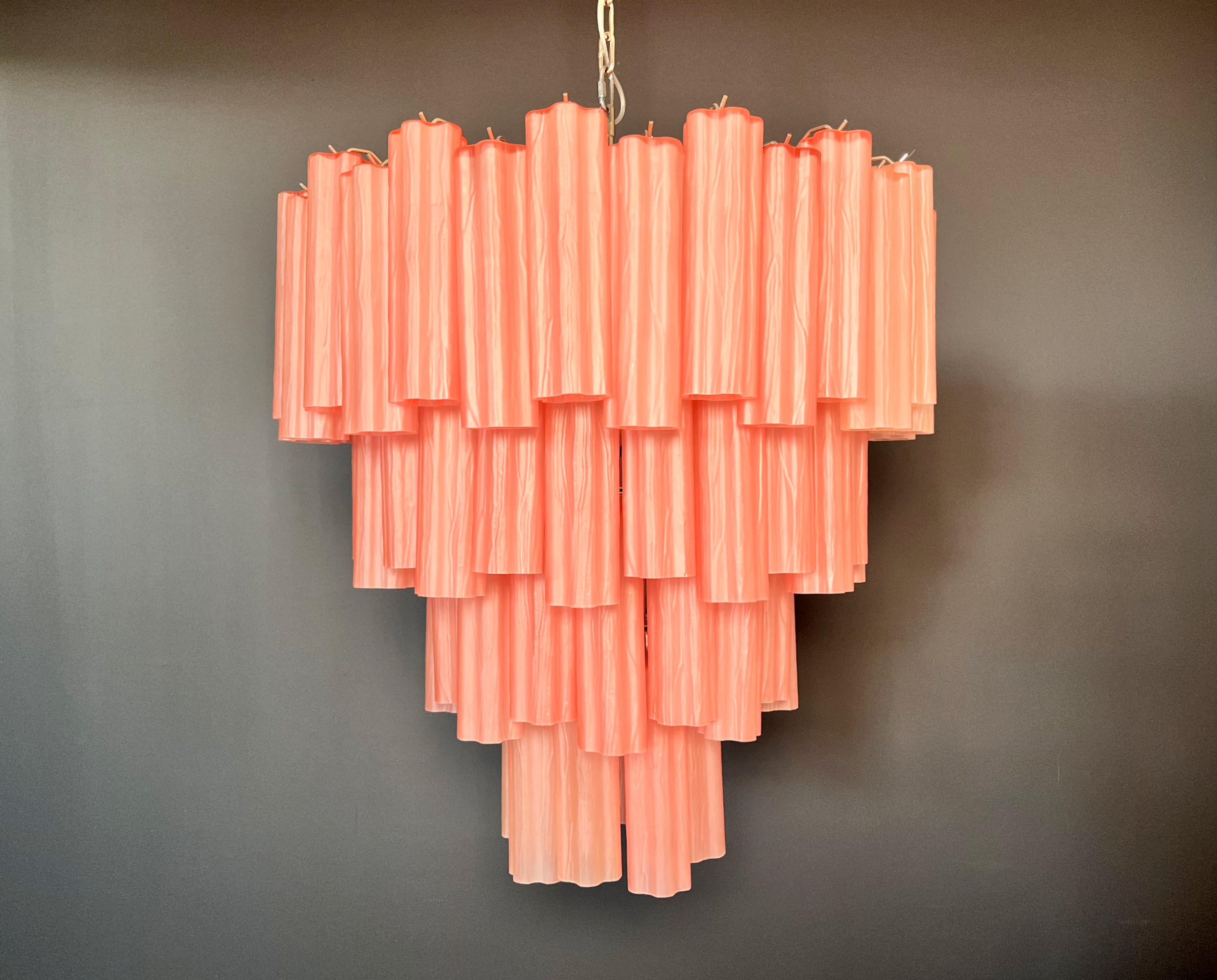 Galvanisé Énorme lustre à étages en verre de Murano Vintage - 80 tubes en verre gravé rose en vente