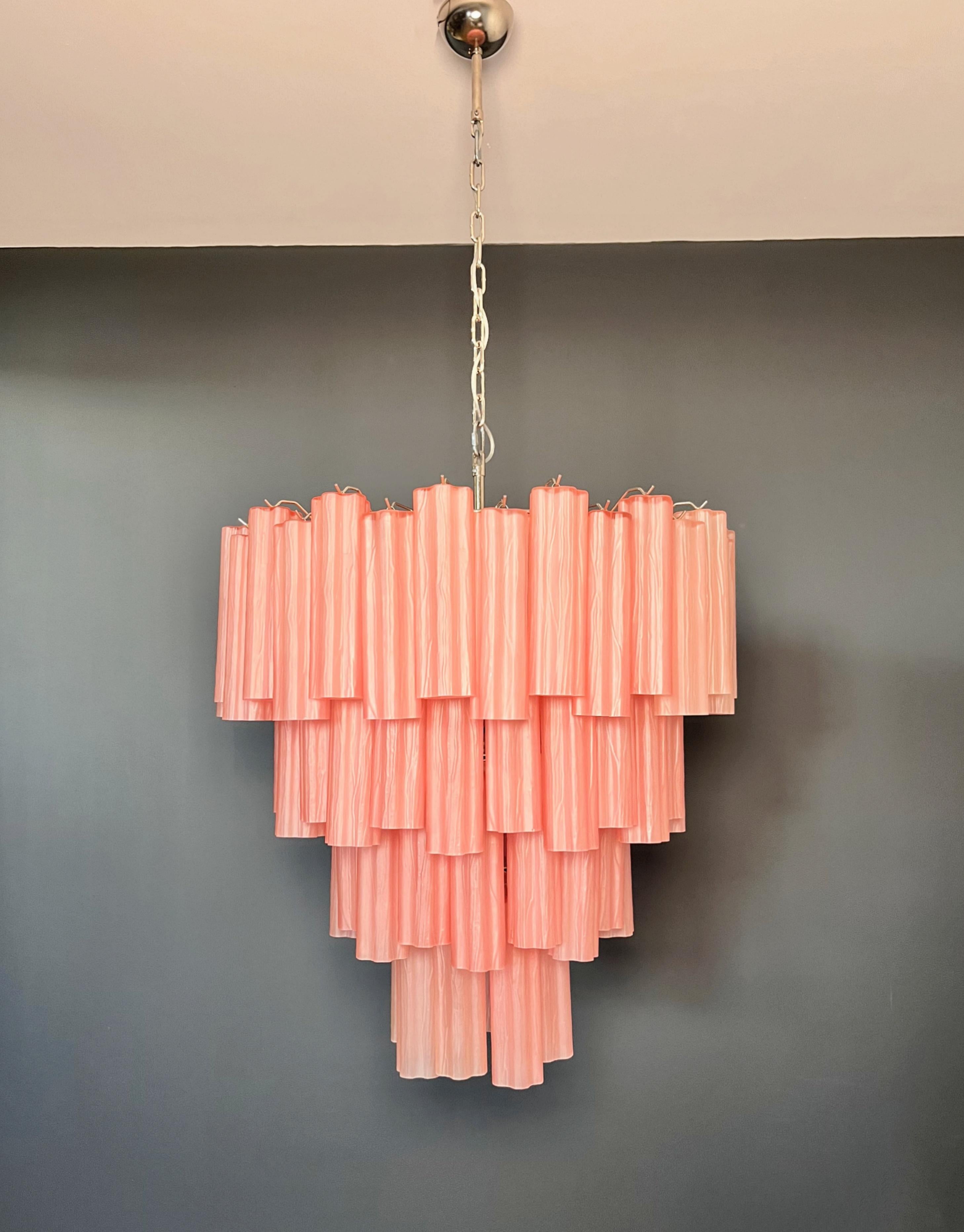 Énorme lustre à étages en verre de Murano Vintage - 80 tubes en verre gravé rose Bon état - En vente à Gaiarine Frazione Francenigo (TV), IT