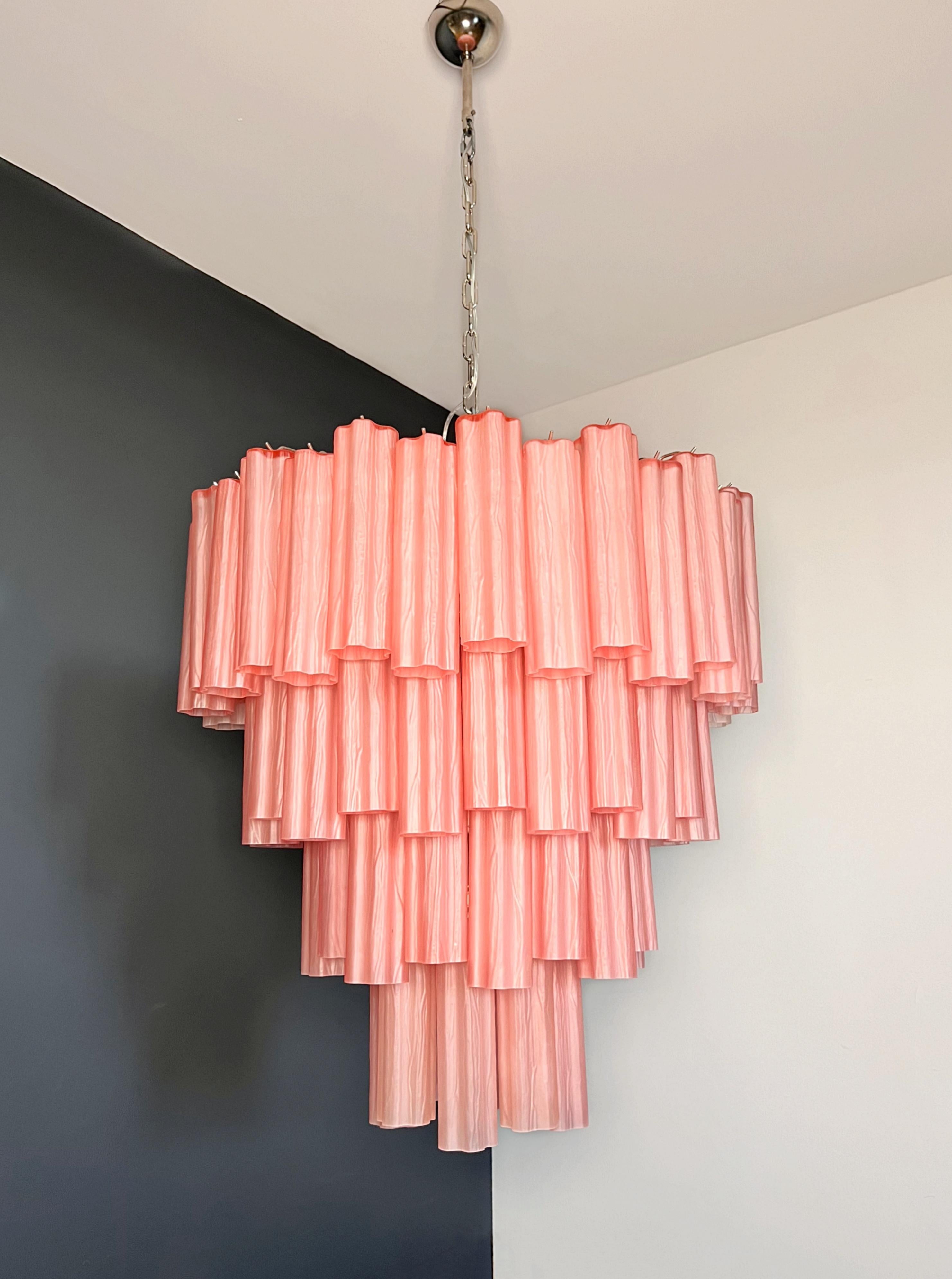 Verre brun Énorme lustre à étages en verre de Murano Vintage - 80 tubes en verre gravé rose en vente