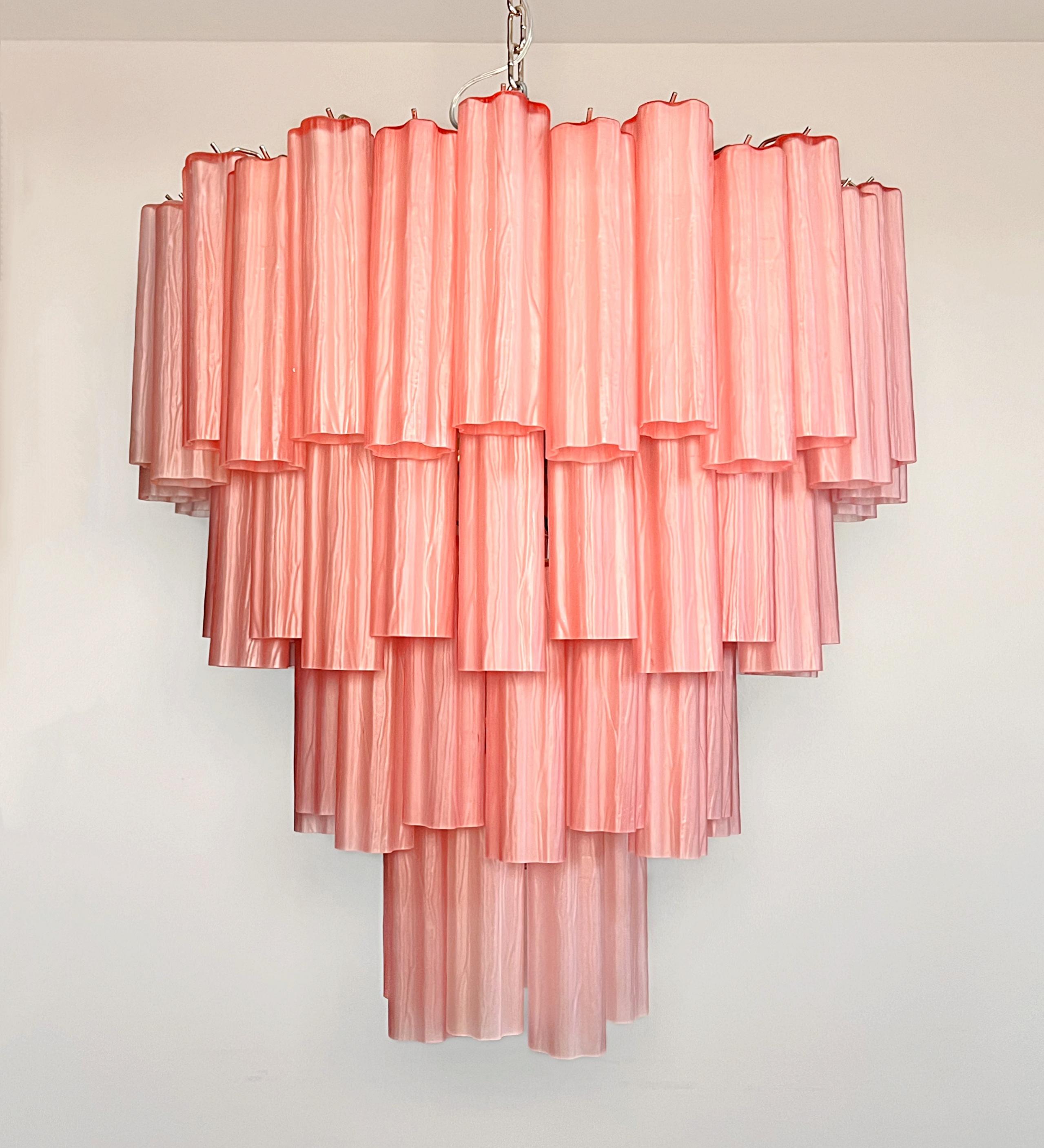Énorme lustre à étages en verre de Murano Vintage - 80 tubes en verre gravé rose en vente 1
