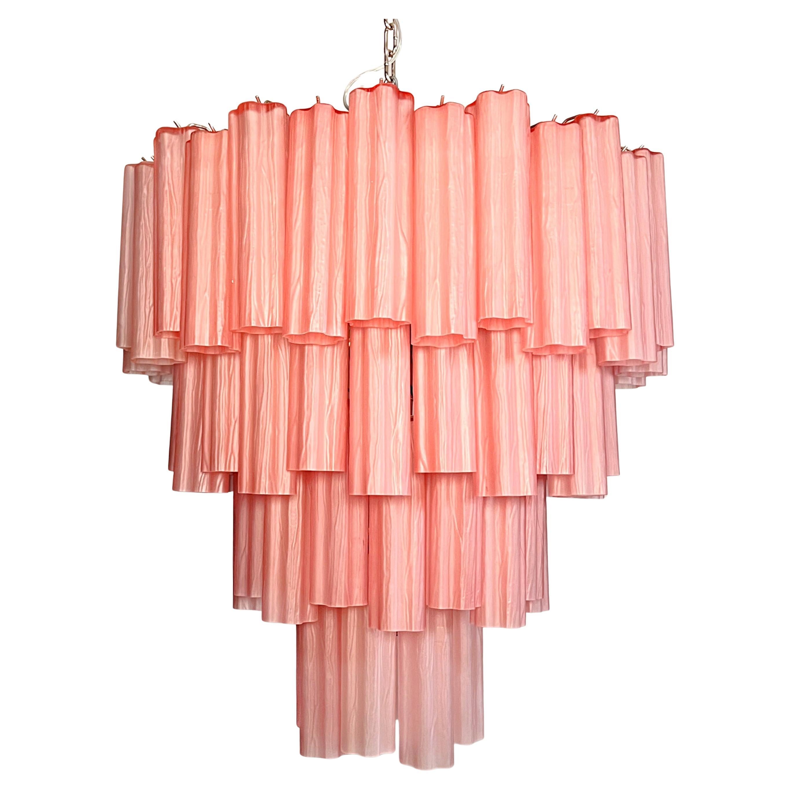 Énorme lustre à étages en verre de Murano Vintage - 80 tubes en verre gravé rose en vente
