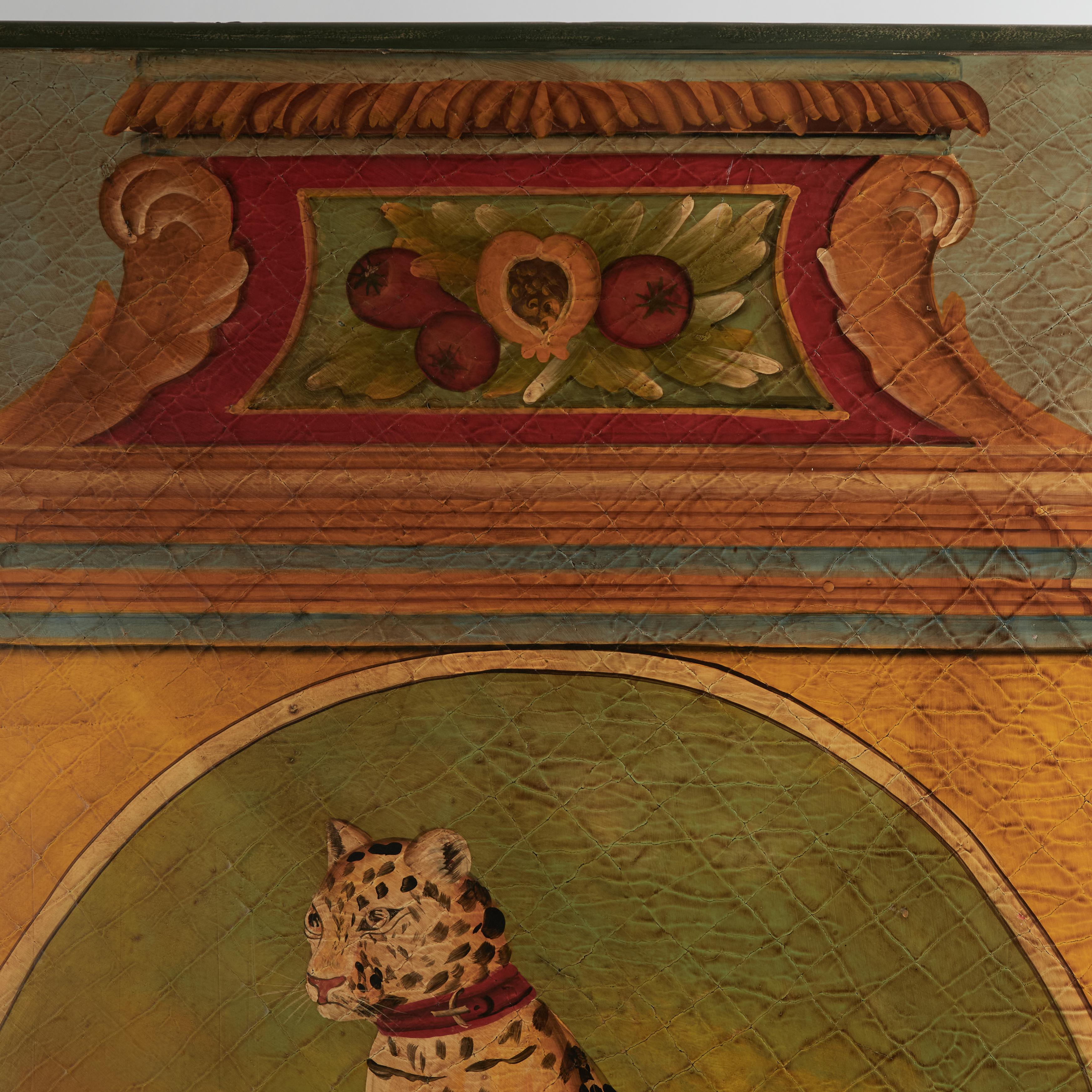 Enorme Panel Pintado Neoclásico Vintage con un Leopardo y Monos Italiano en venta