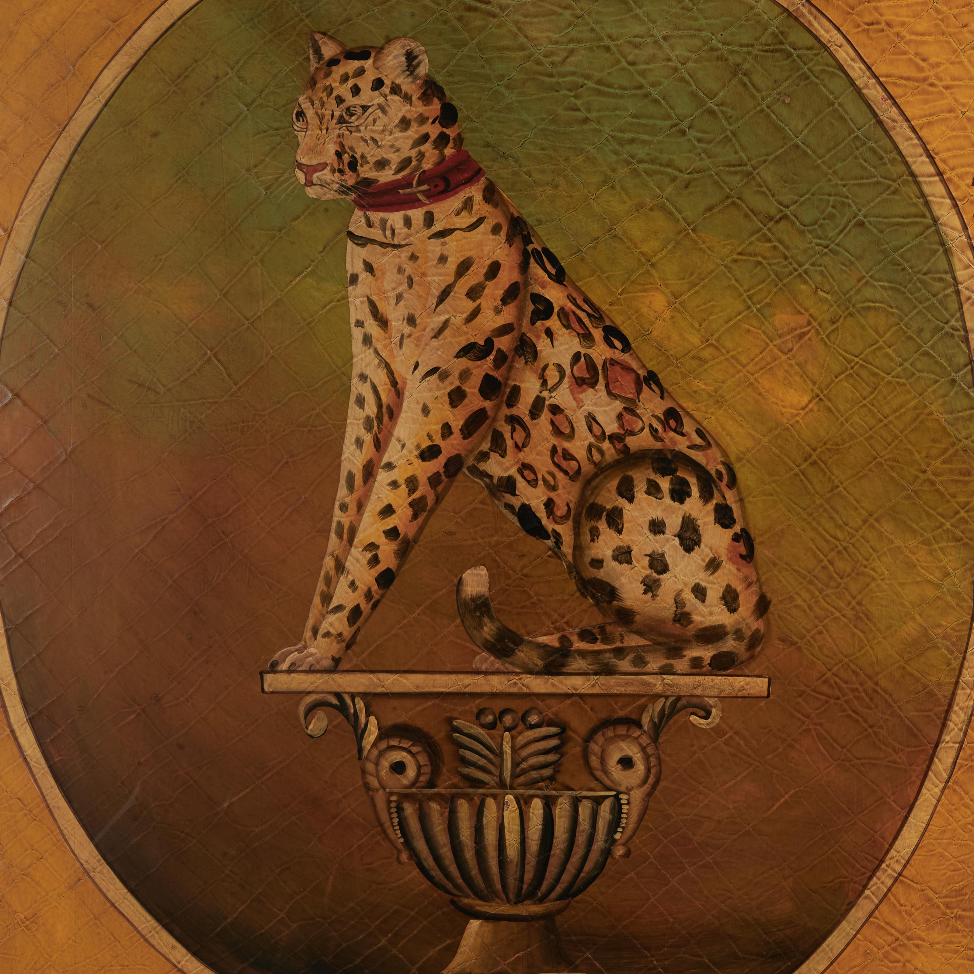 Enorme Panel Pintado Neoclásico Vintage con un Leopardo y Monos siglo XX en venta