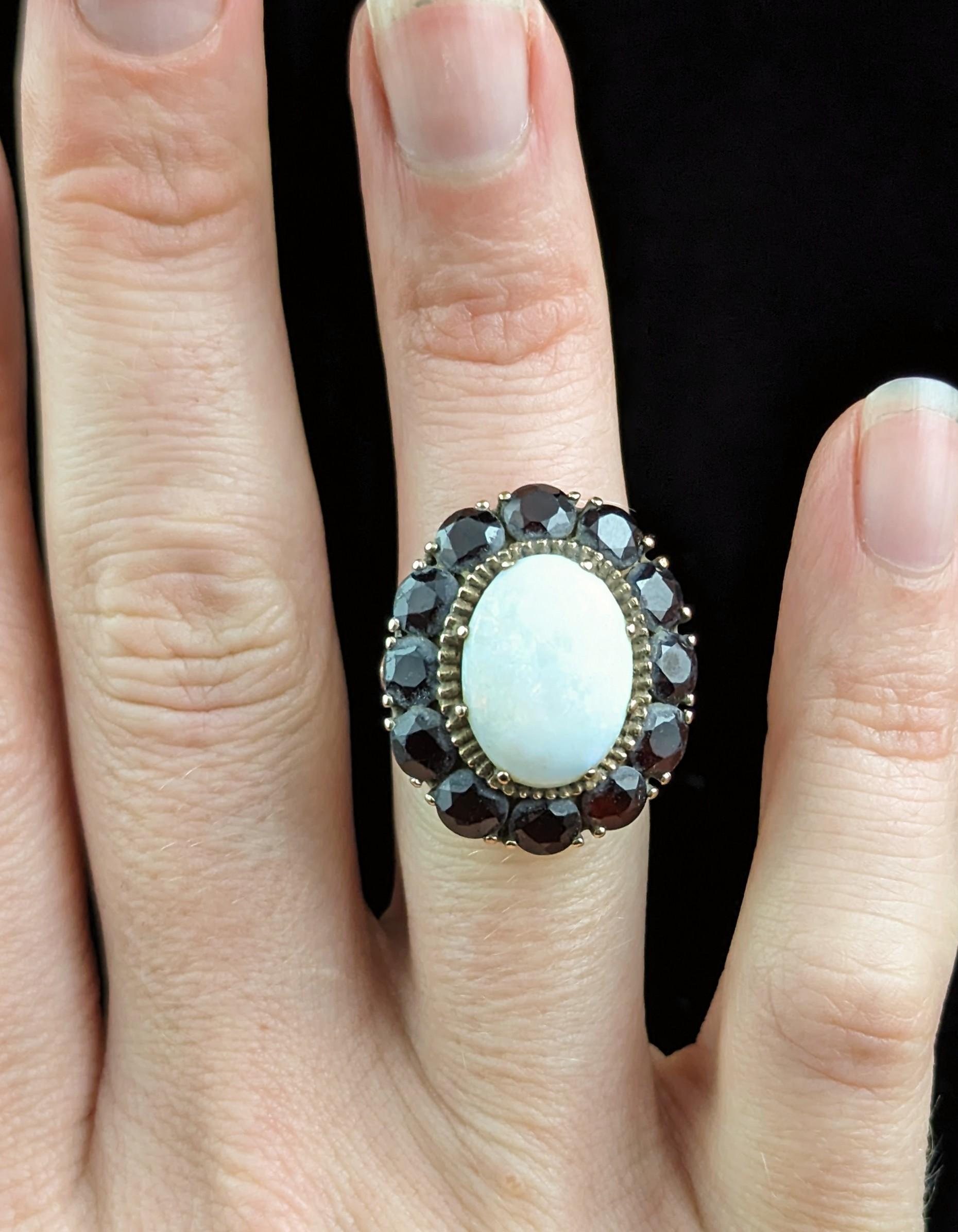 Großer Vintage-Cluster-Ring mit Opal und Granat, 9k Gelbgold  (Retro)