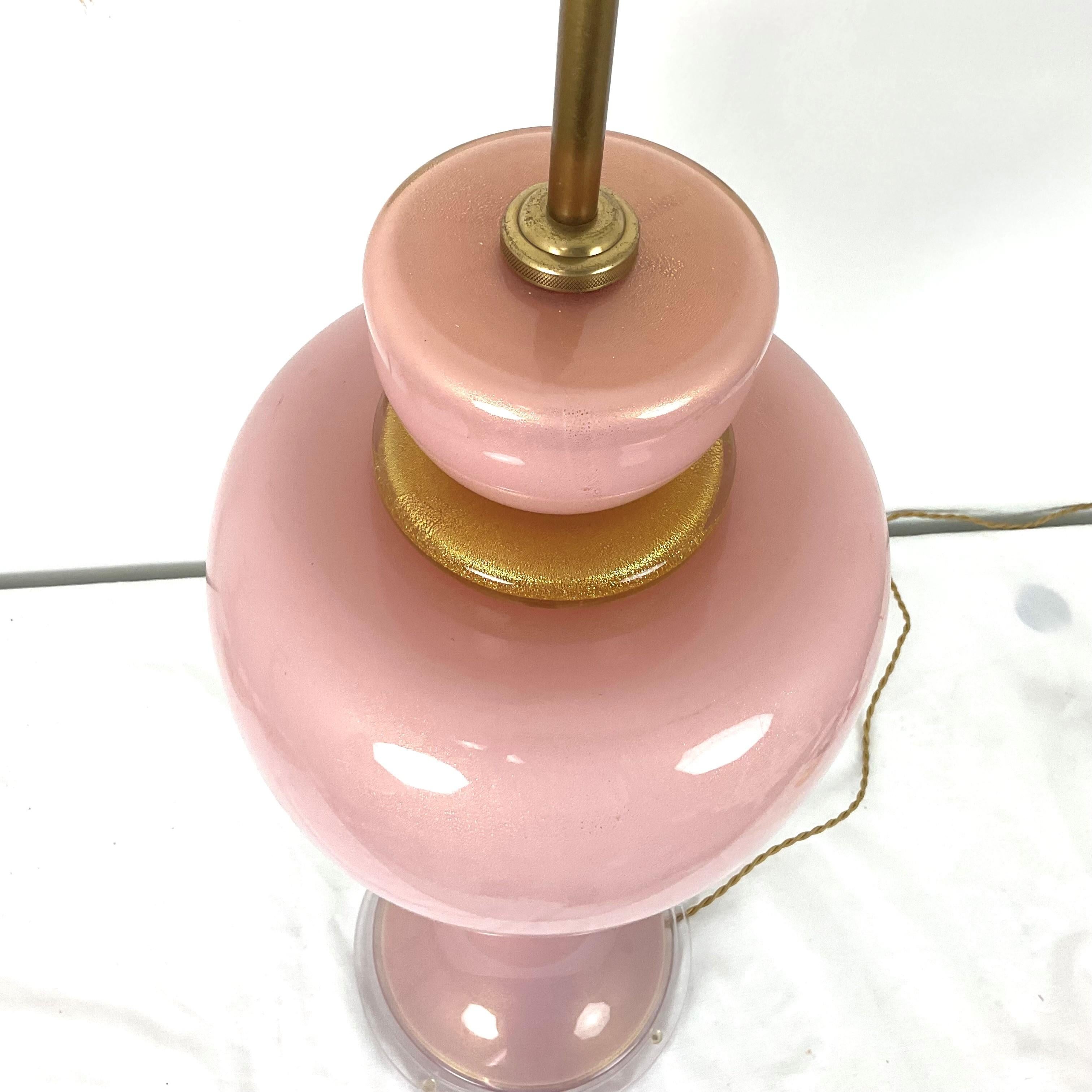 Grande lampe de bureau rose vintage avec des touches dorées en verre de Murano en vente 3
