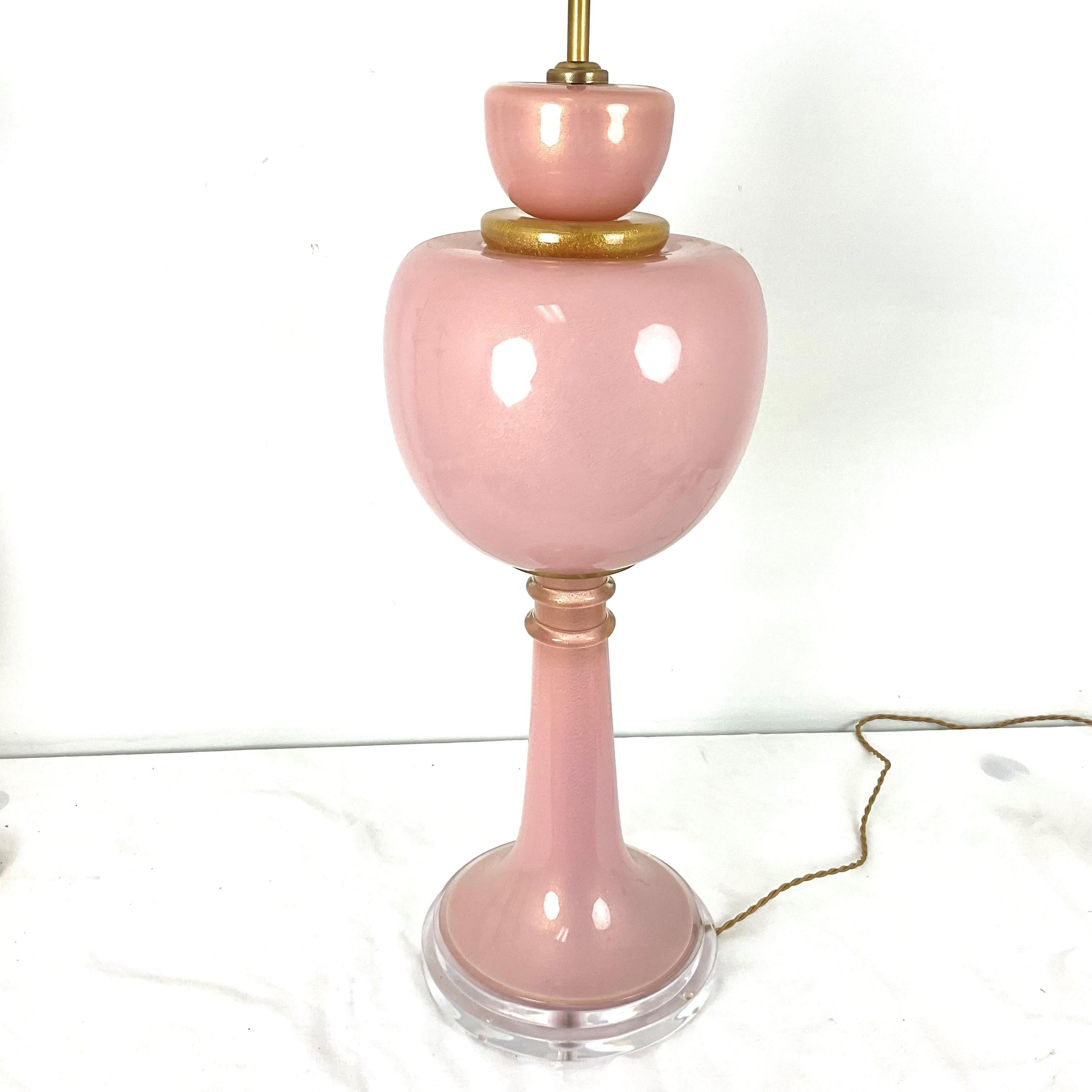 Grande lampe de bureau rose vintage avec des touches dorées en verre de Murano en vente 4