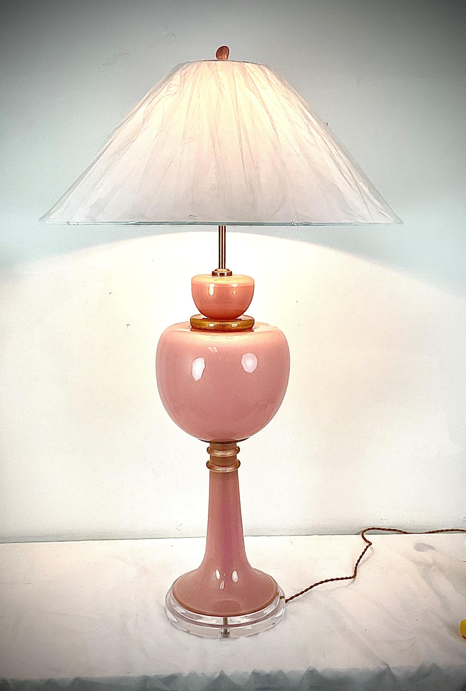 Grande lampe de bureau rose vintage avec des touches dorées en verre de Murano en vente 5
