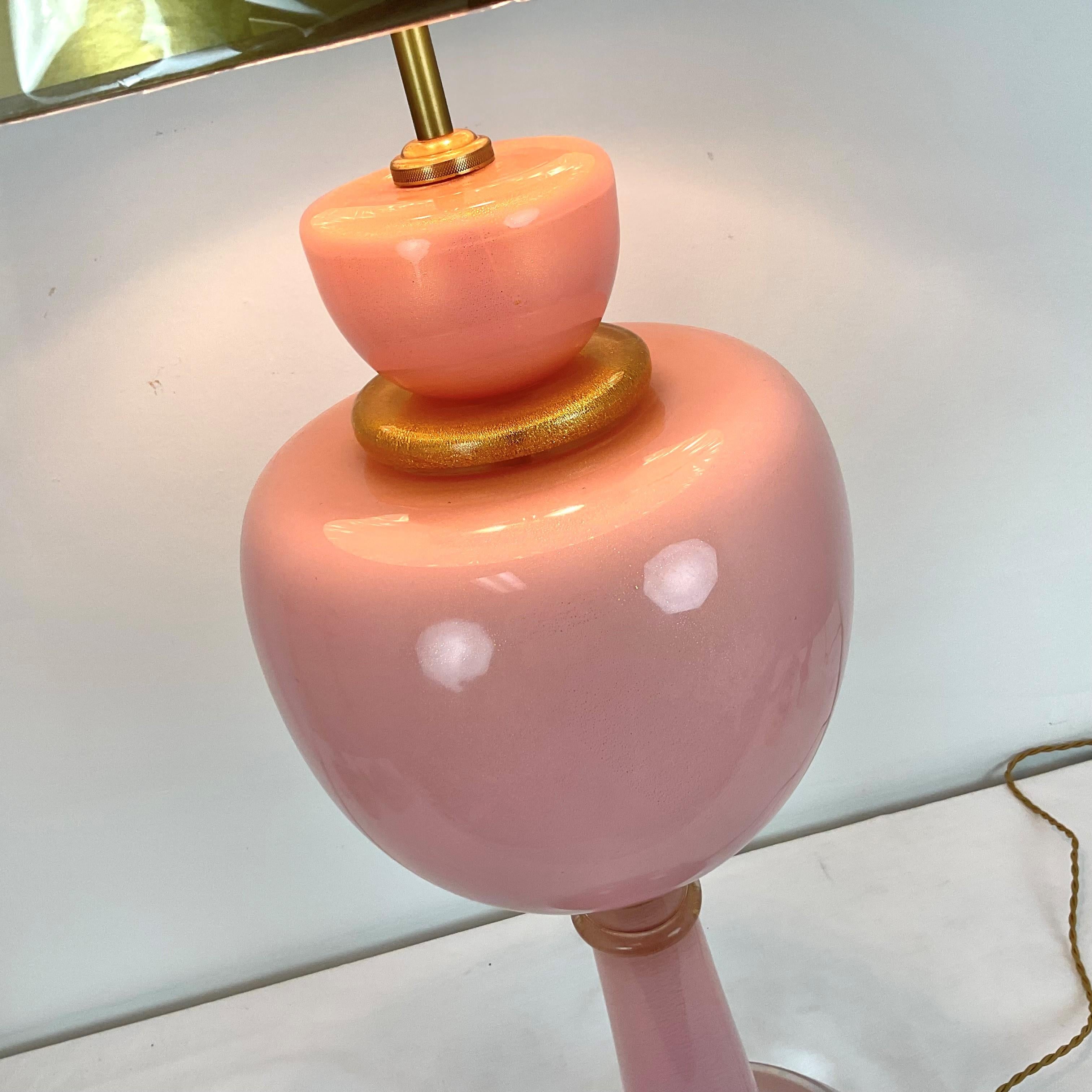 Art déco Grande lampe de bureau rose vintage avec des touches dorées en verre de Murano en vente