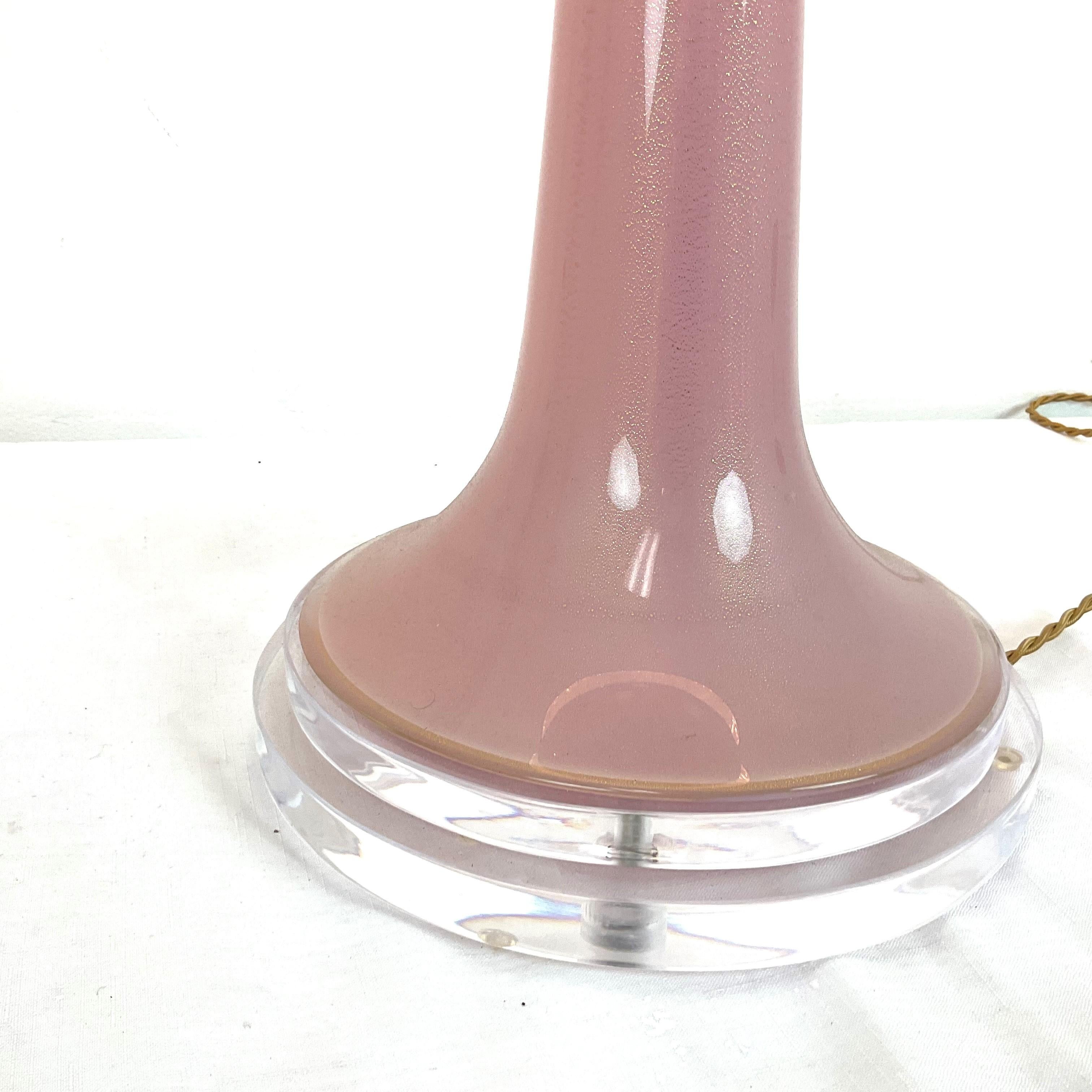 italien Grande lampe de bureau rose vintage avec des touches dorées en verre de Murano en vente