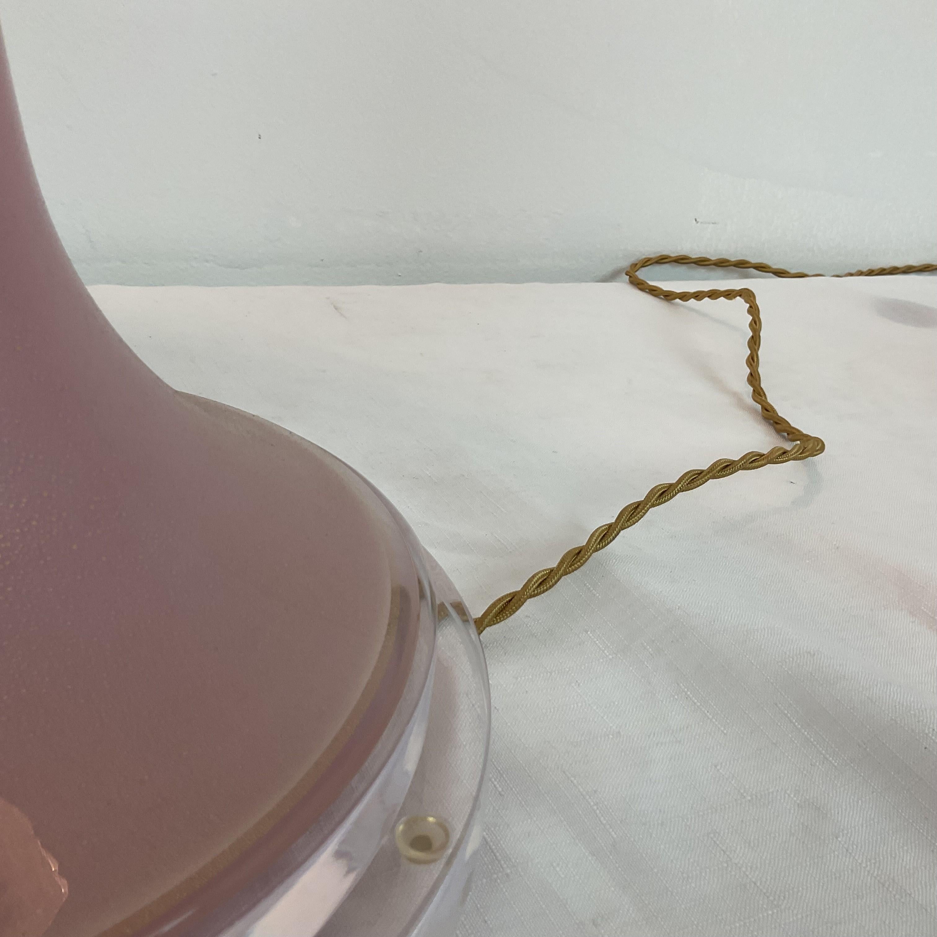 Fait main Grande lampe de bureau rose vintage avec des touches dorées en verre de Murano en vente