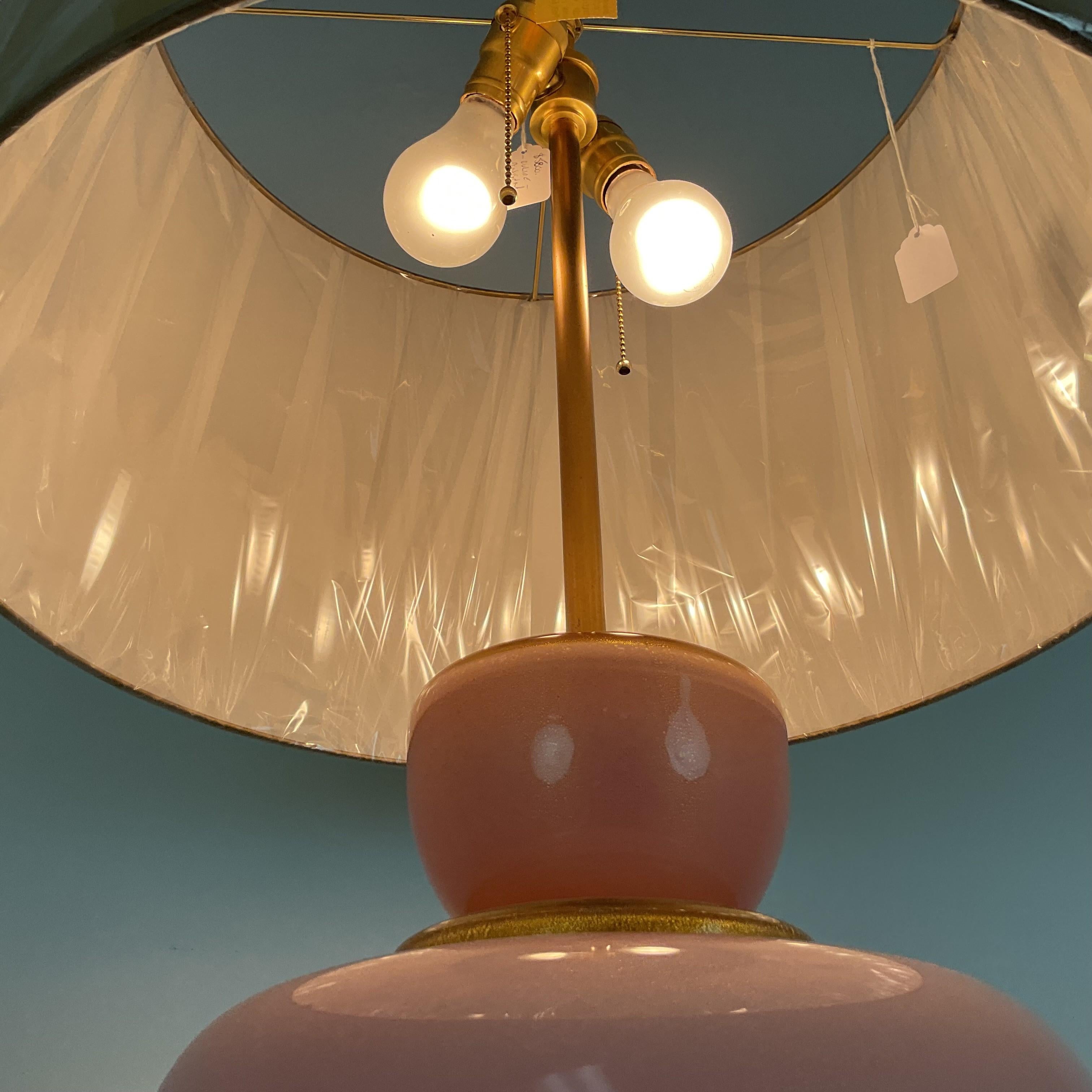 Grande lampe de bureau rose vintage avec des touches dorées en verre de Murano Excellent état - En vente à West Palm Beach, FL