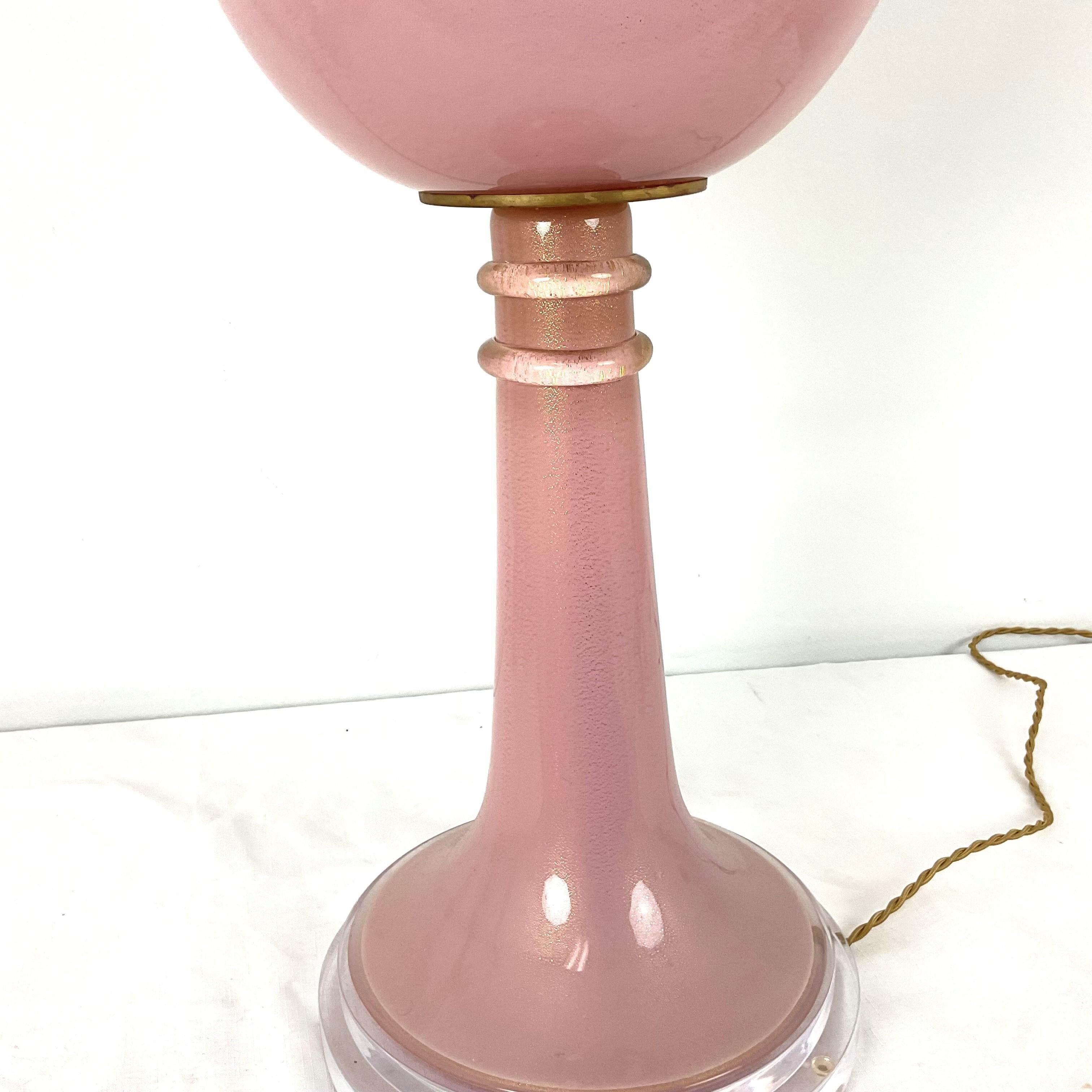 Fin du 20e siècle Grande lampe de bureau rose vintage avec des touches dorées en verre de Murano en vente