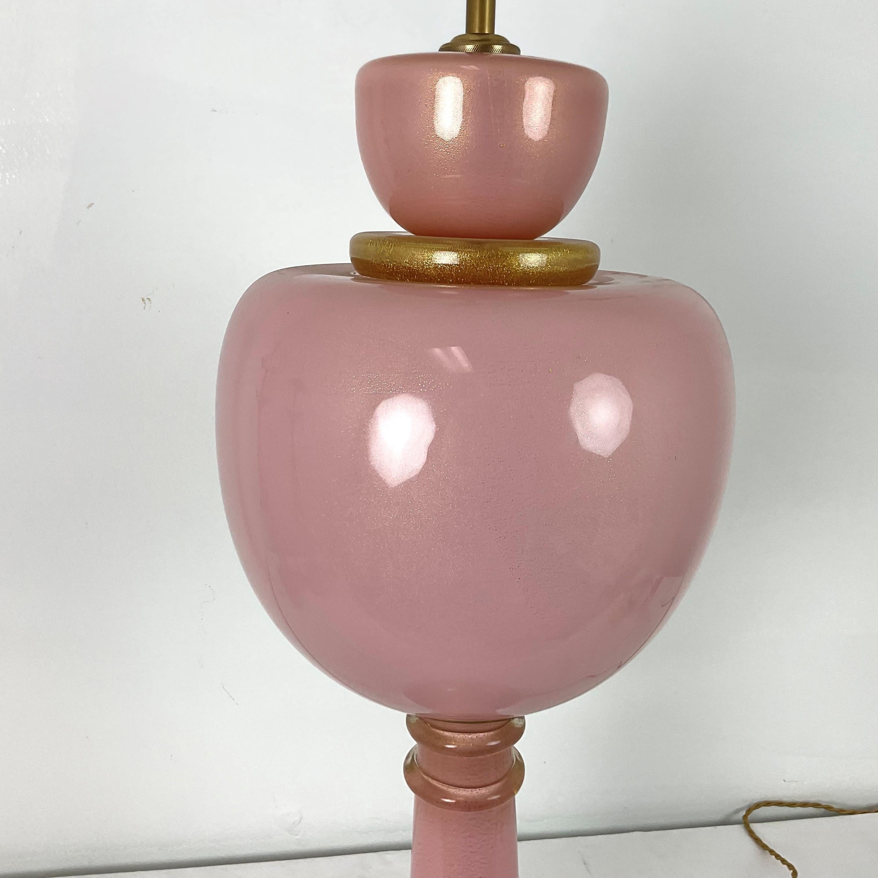Verre Grande lampe de bureau rose vintage avec des touches dorées en verre de Murano en vente