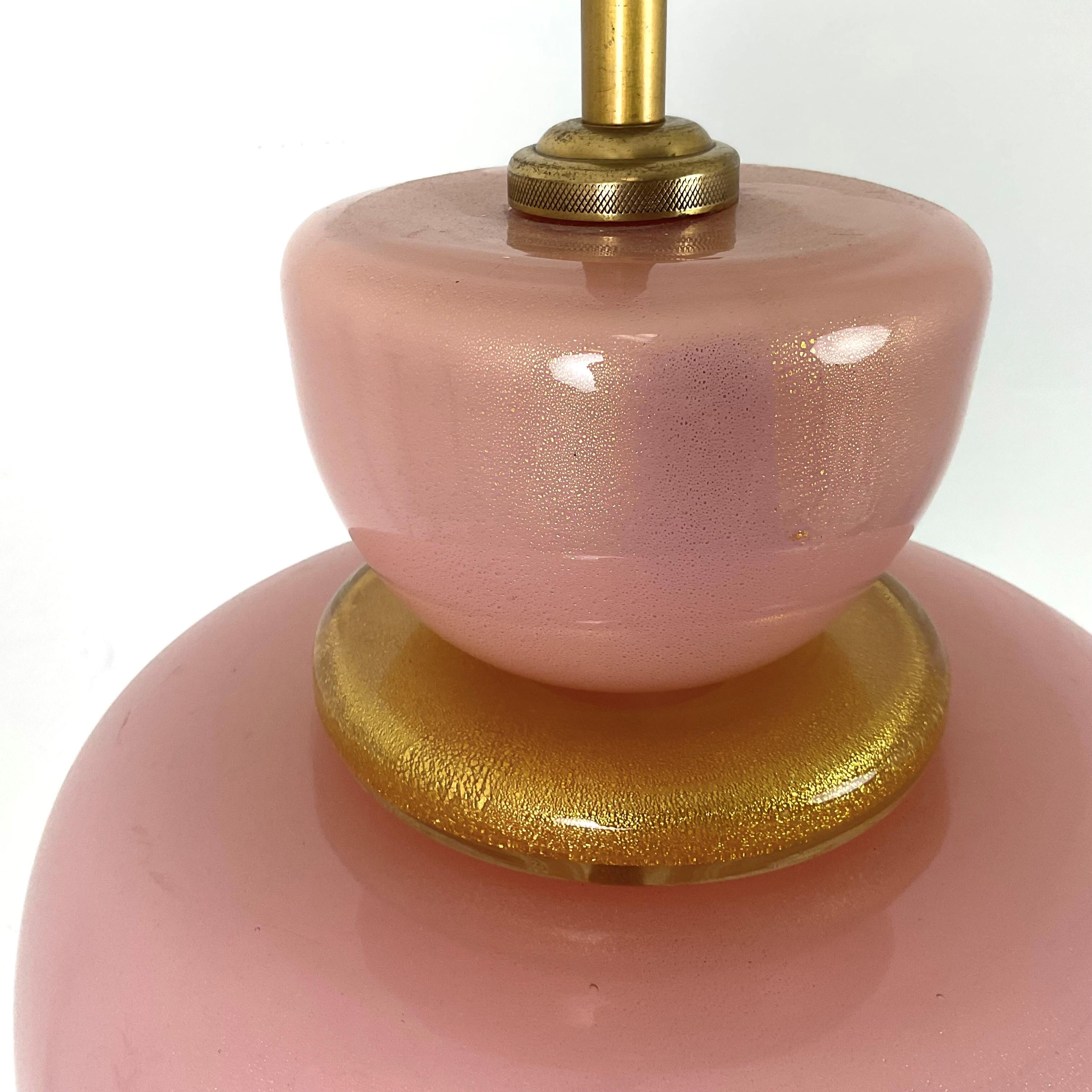 Grande lampe de bureau rose vintage avec des touches dorées en verre de Murano en vente 1