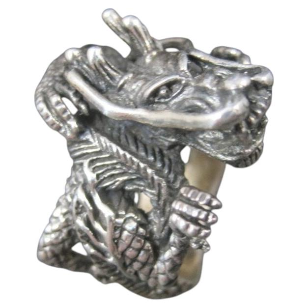 Großer Vintage-D Drachenring aus Sterlingsilber Größe 10.5 im Angebot