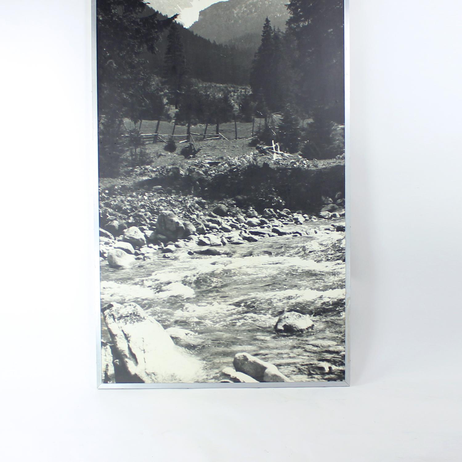 Eleganza, stile, eleganza e unicità. Questo pezzo d'arte da parete è qualcosa di diverso. Prodotto negli anni '70 in Cecoslovacchia. Mostra una fotografia della rappresentazione dei monti Tatra. Il pezzo era appeso nella casa di un artista della