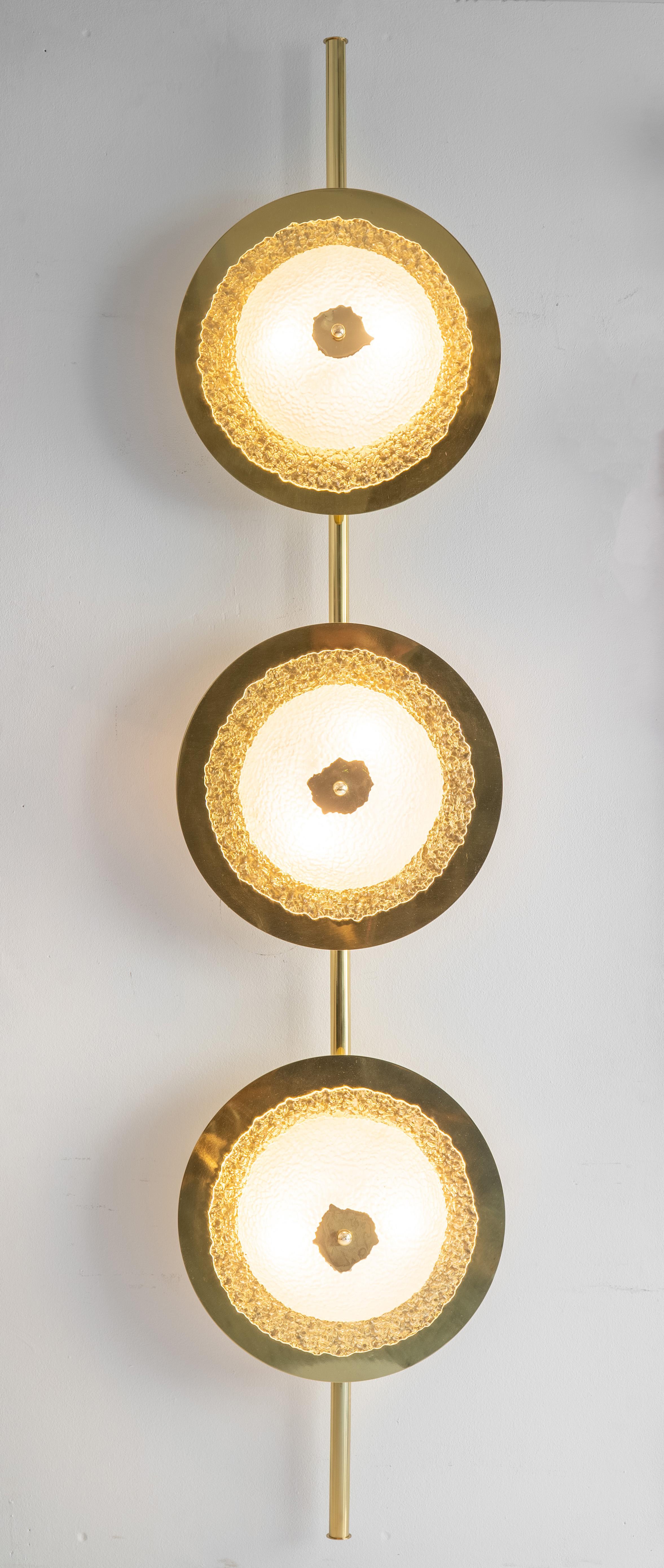 Huge wall lamp 100% italian craftmanship, The lamp has beautiful textured, ribbed and scalloped glass with polished brass with brutalist elements.