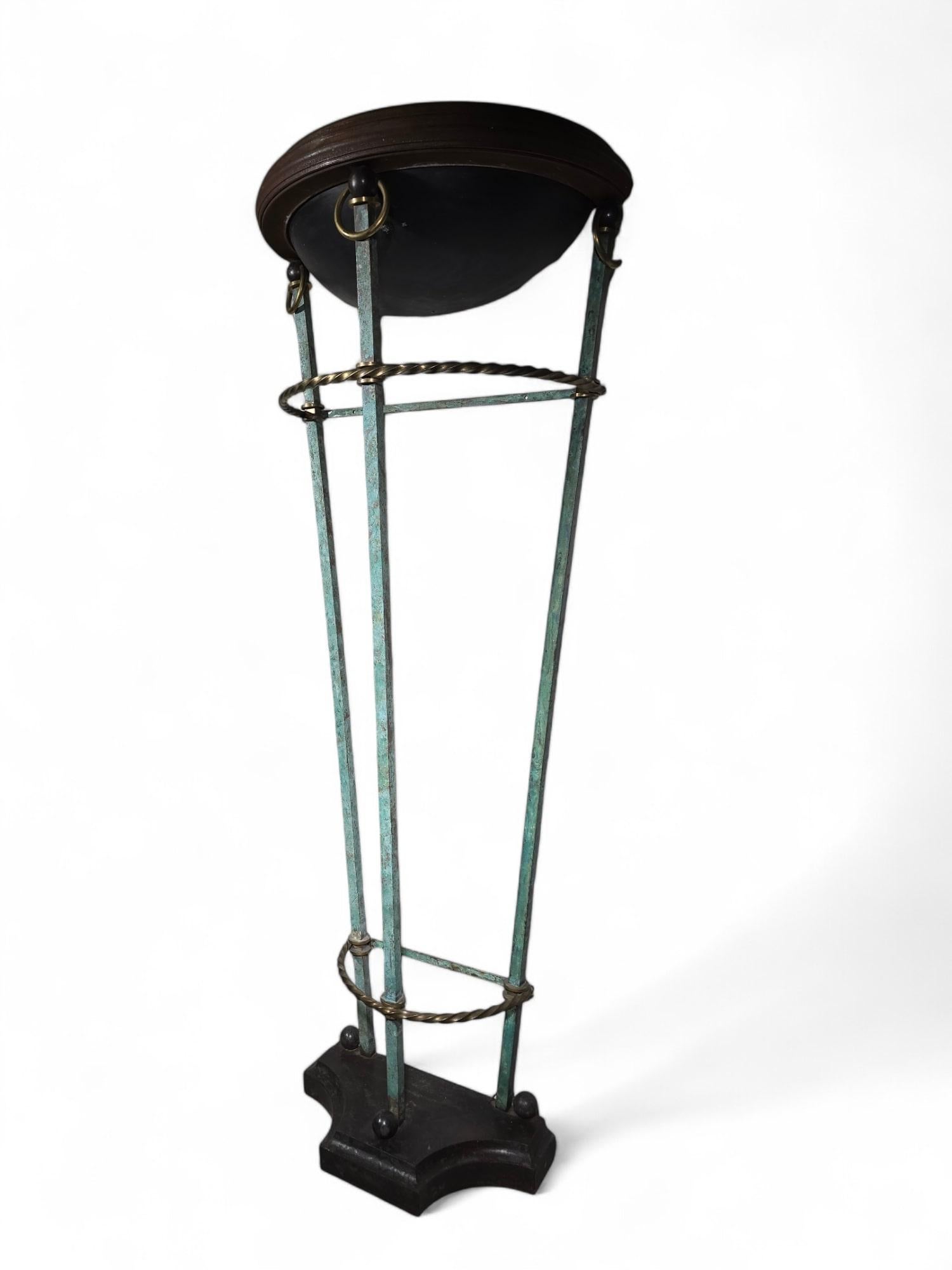 Una lampada da parete massiccia ed elegante ispirata all'Antica Atene e all'antichità greca. Realizzato in bronzo dorato e bronzo anticato con finitura archeologica, questo straordinario pezzo misura 190 x 37 x 78 cm. Le sue dimensioni imponenti e