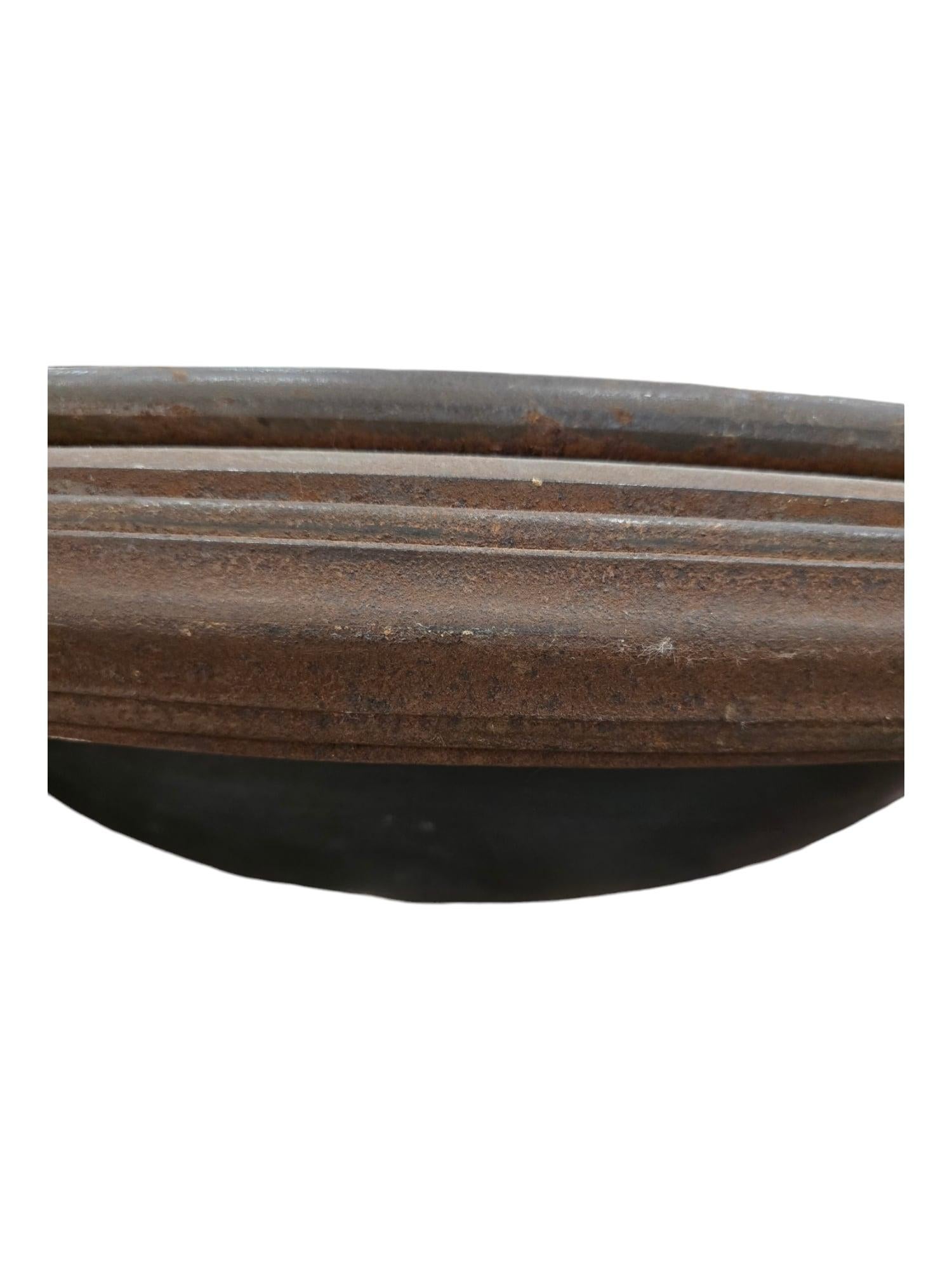 Una lampada da parete massiccia ed elegante ispirata all'Antica Atene e all'antichità greca. Realizzato in bronzo dorato e bronzo anticato con finitura archeologica, questo straordinario pezzo misura 190 x 78 x 37 cm. Le sue dimensioni imponenti e