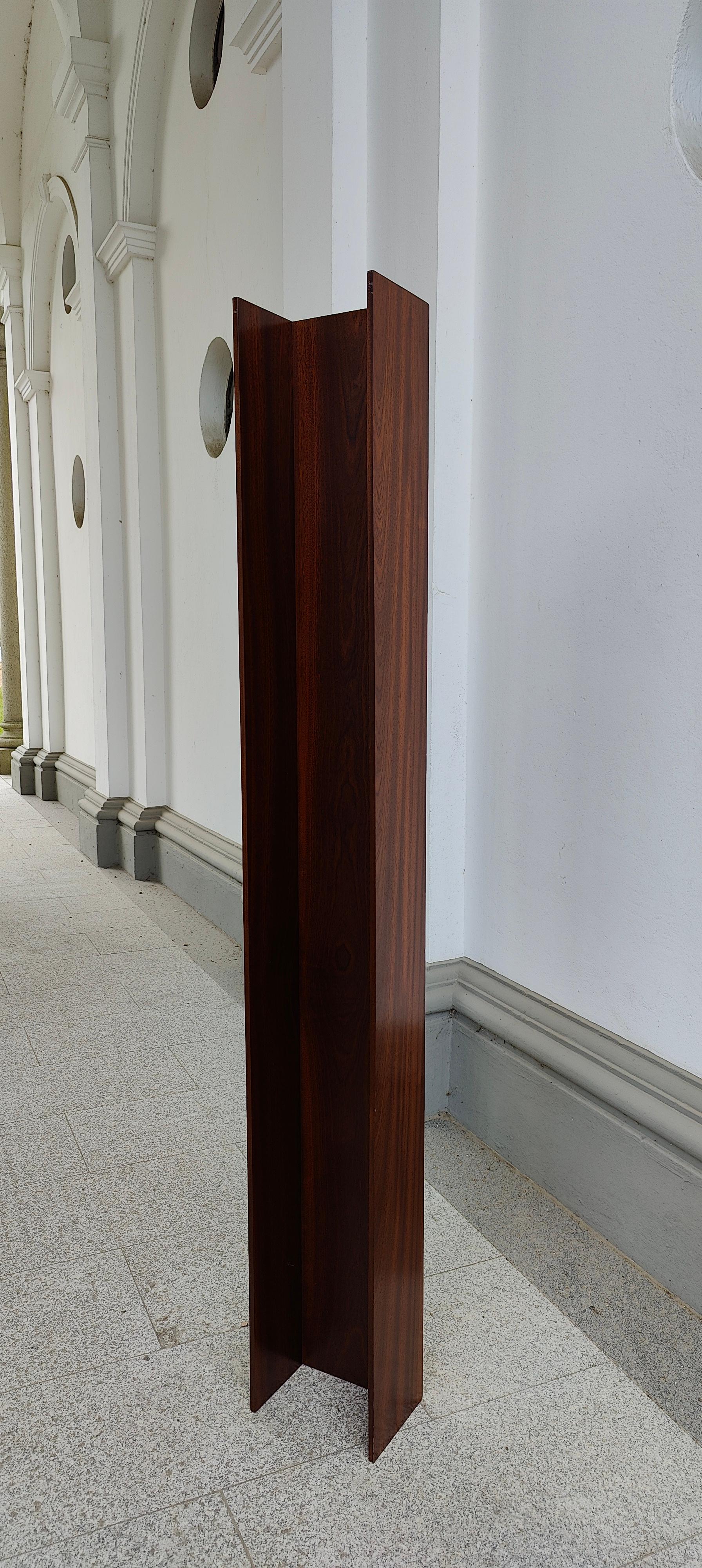 scaffale da parete originale di Walter Wirz per Wilhelm Renz in buone condizioni d'uso. 
Il ripiano presenta piccoli segni di utilizzo e di età.