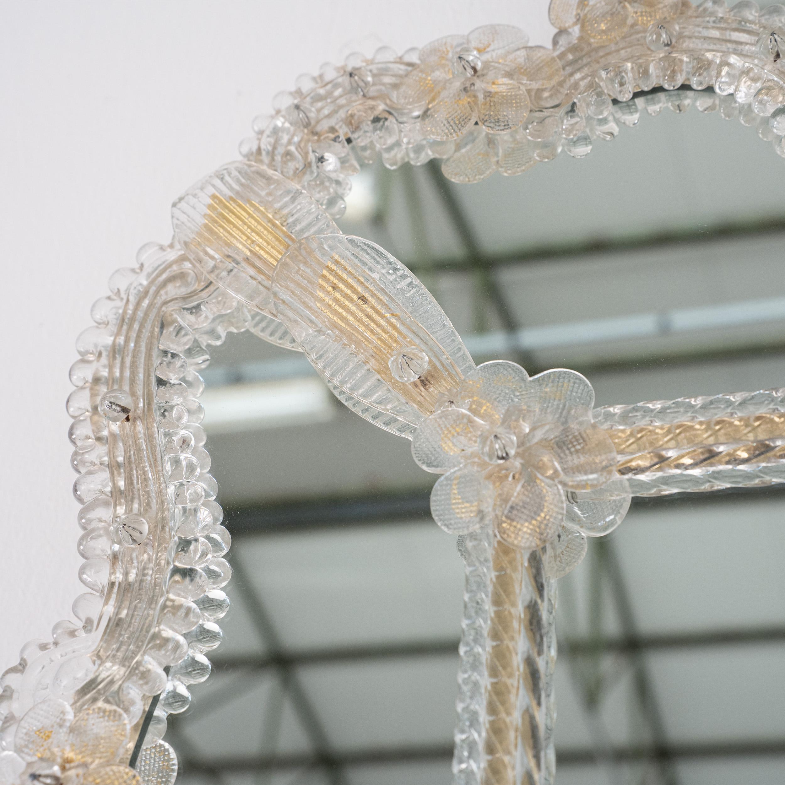 Grand miroir vénitien mural en verre de Murano, transparent et orné de fleurs en vente 5