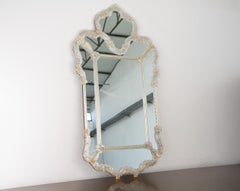 Grand miroir vénitien mural en verre de Murano, transparent et orné de fleurs