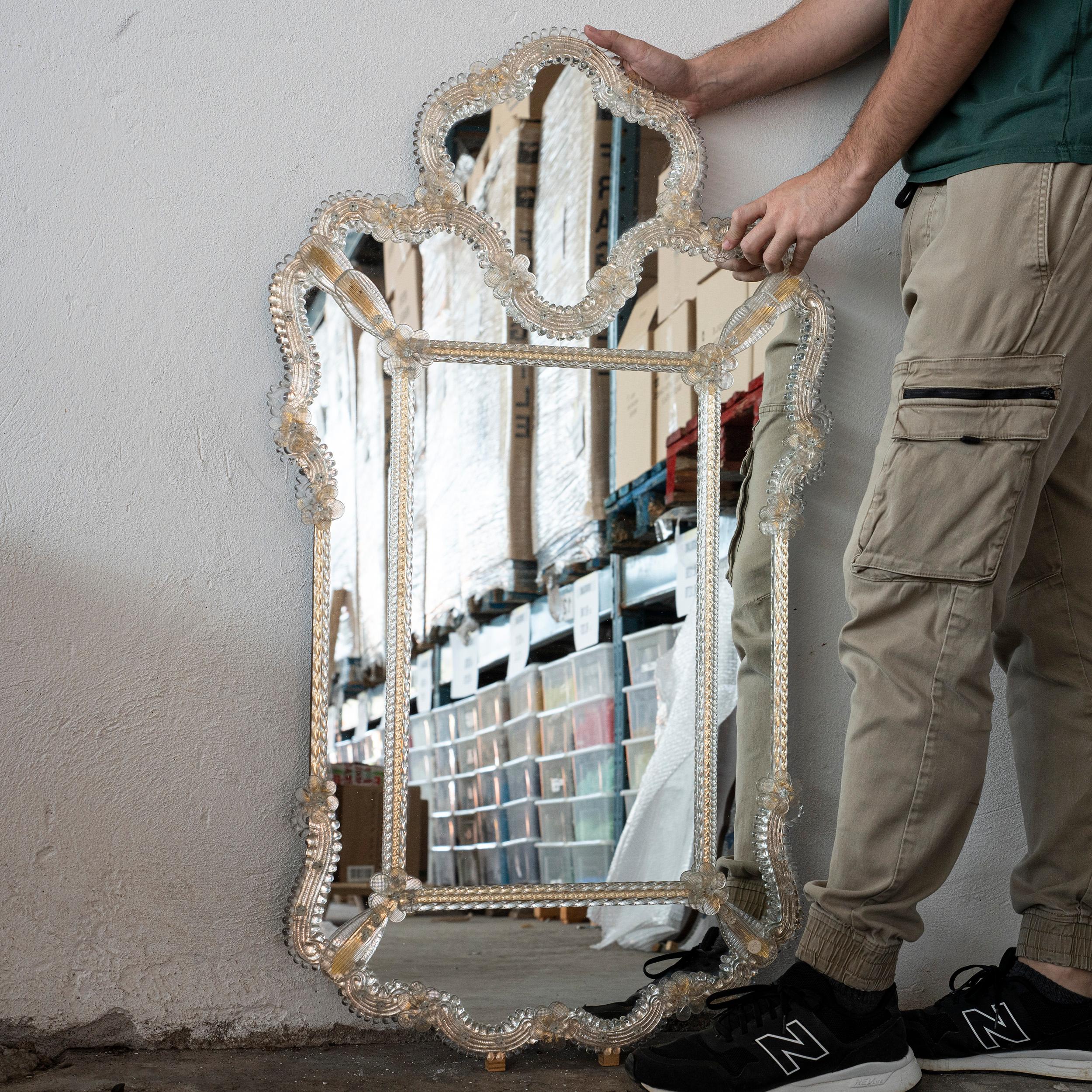 italien Grand miroir vénitien mural en verre de Murano, transparent et orné de fleurs en vente