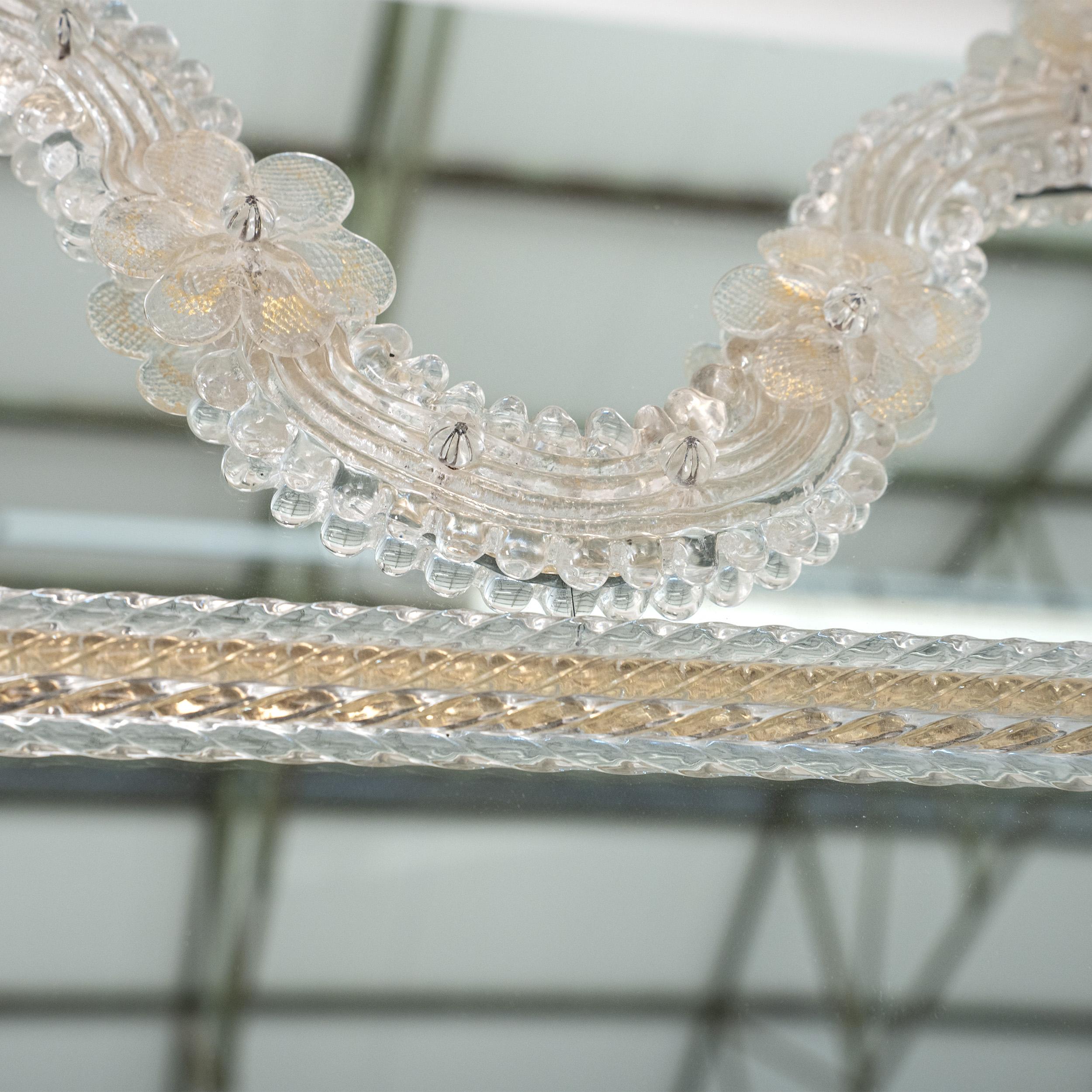 Grand miroir vénitien mural en verre de Murano, transparent et orné de fleurs Excellent état - En vente à Venezia, IT