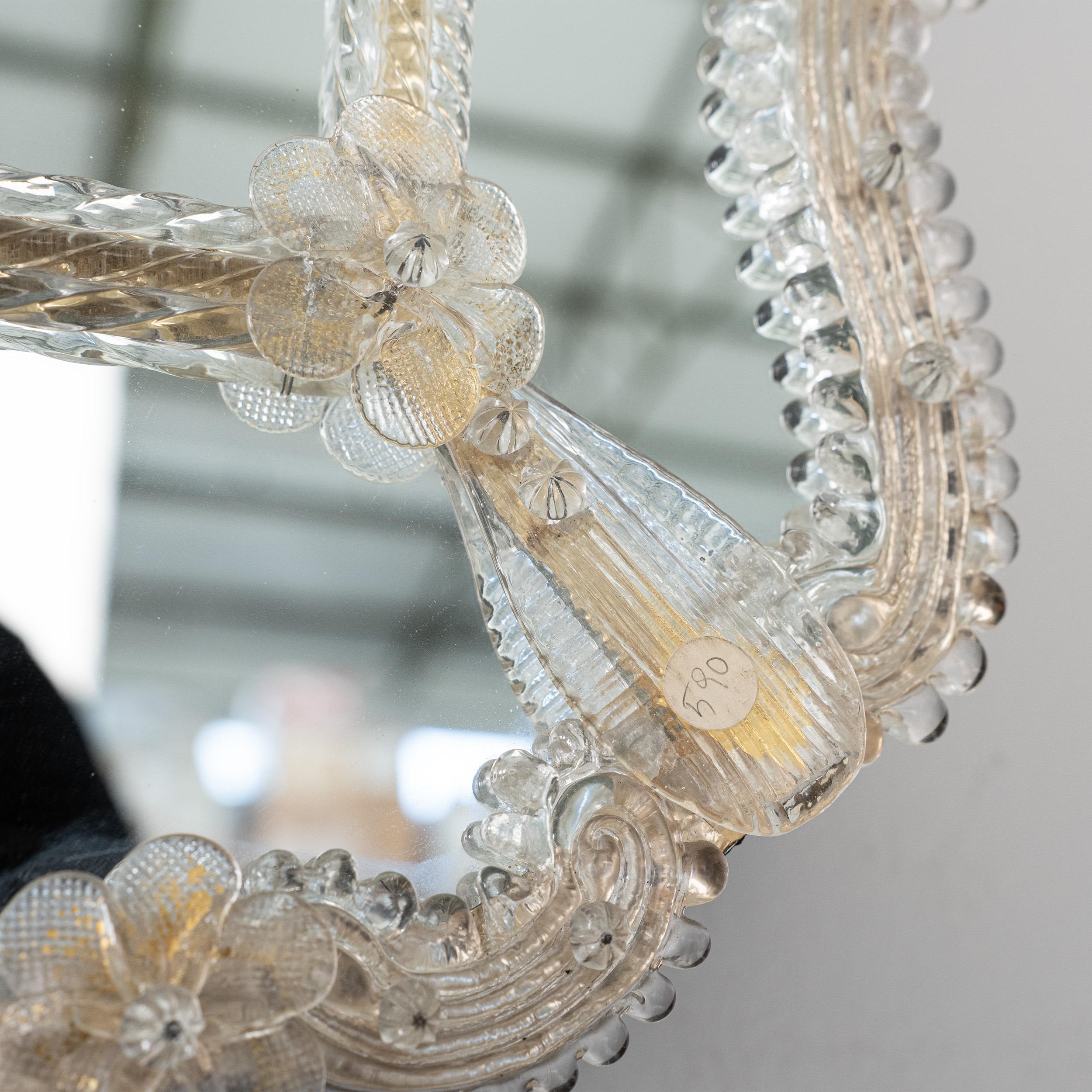 20ième siècle Grand miroir vénitien mural en verre de Murano, transparent et orné de fleurs en vente