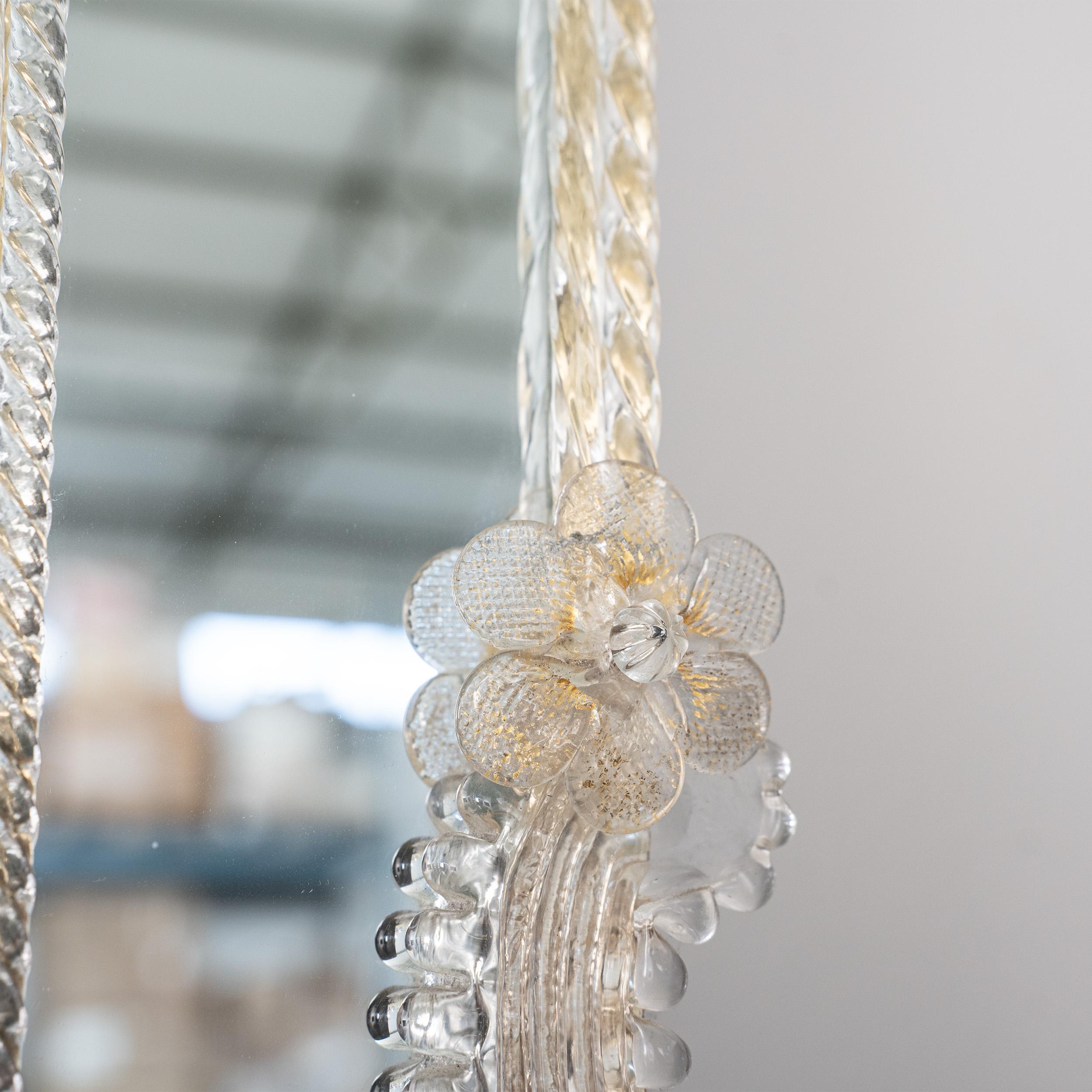 Verre Grand miroir vénitien mural en verre de Murano, transparent et orné de fleurs en vente