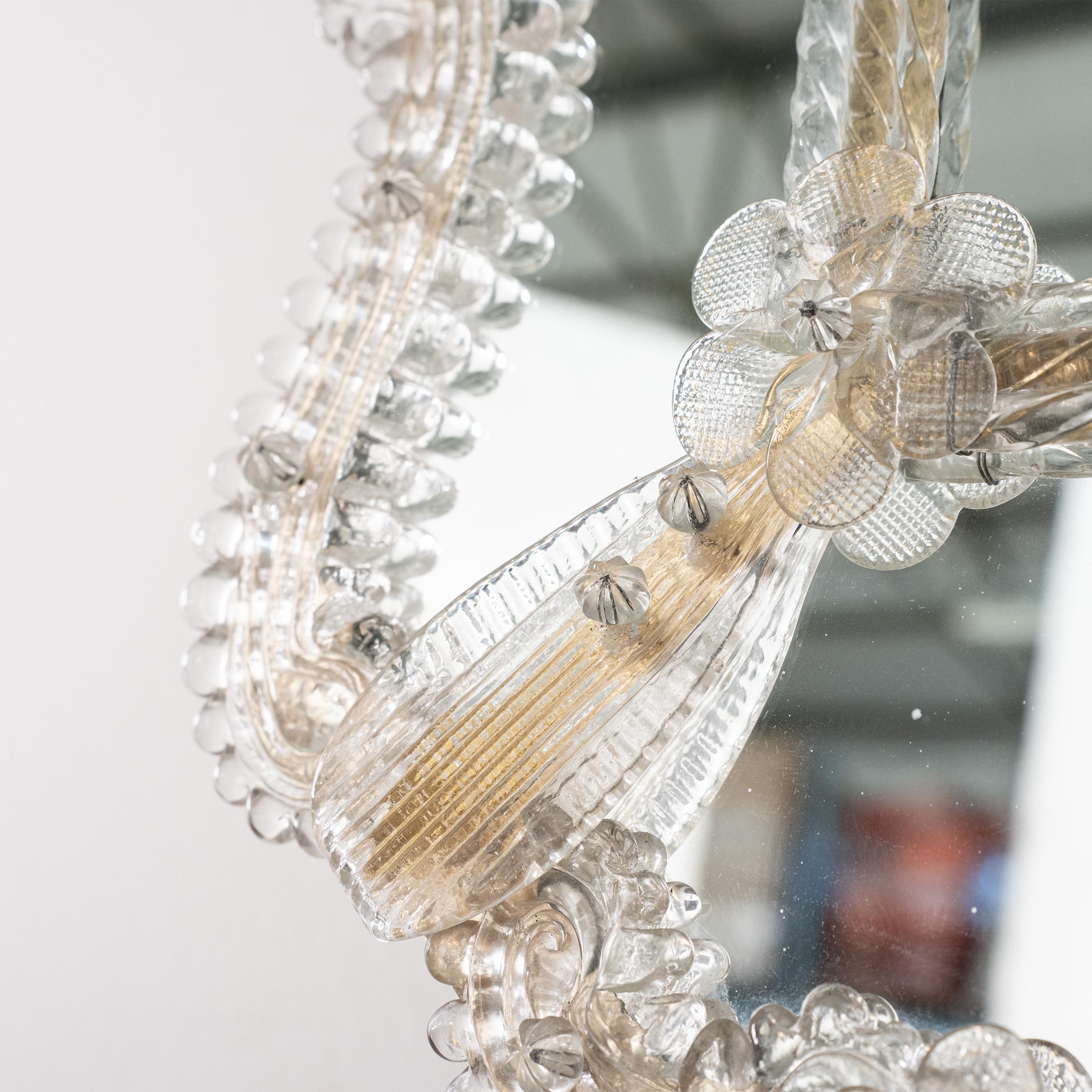 Grand miroir vénitien mural en verre de Murano, transparent et orné de fleurs en vente 1