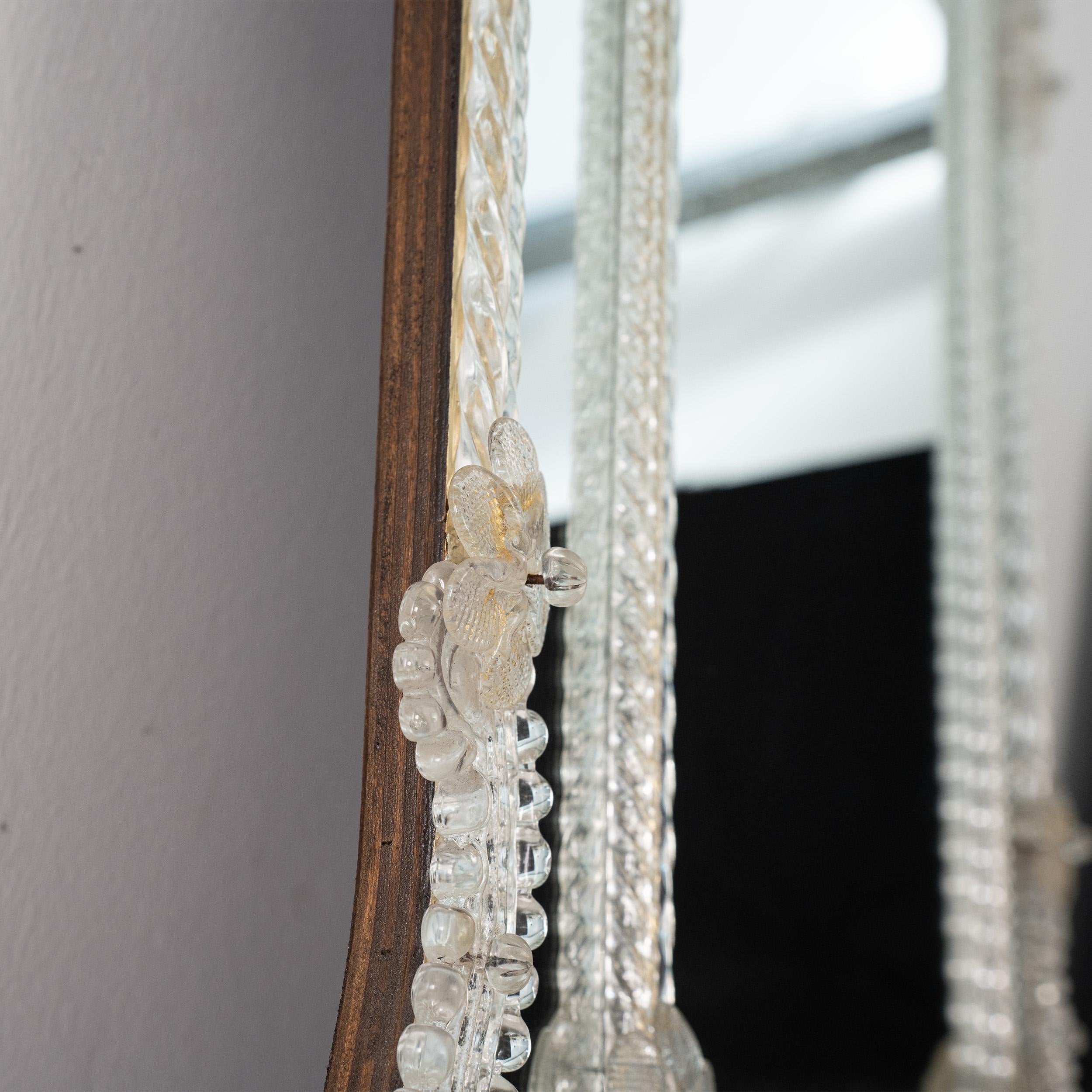 Grand miroir vénitien mural en verre de Murano, transparent et orné de fleurs en vente 2