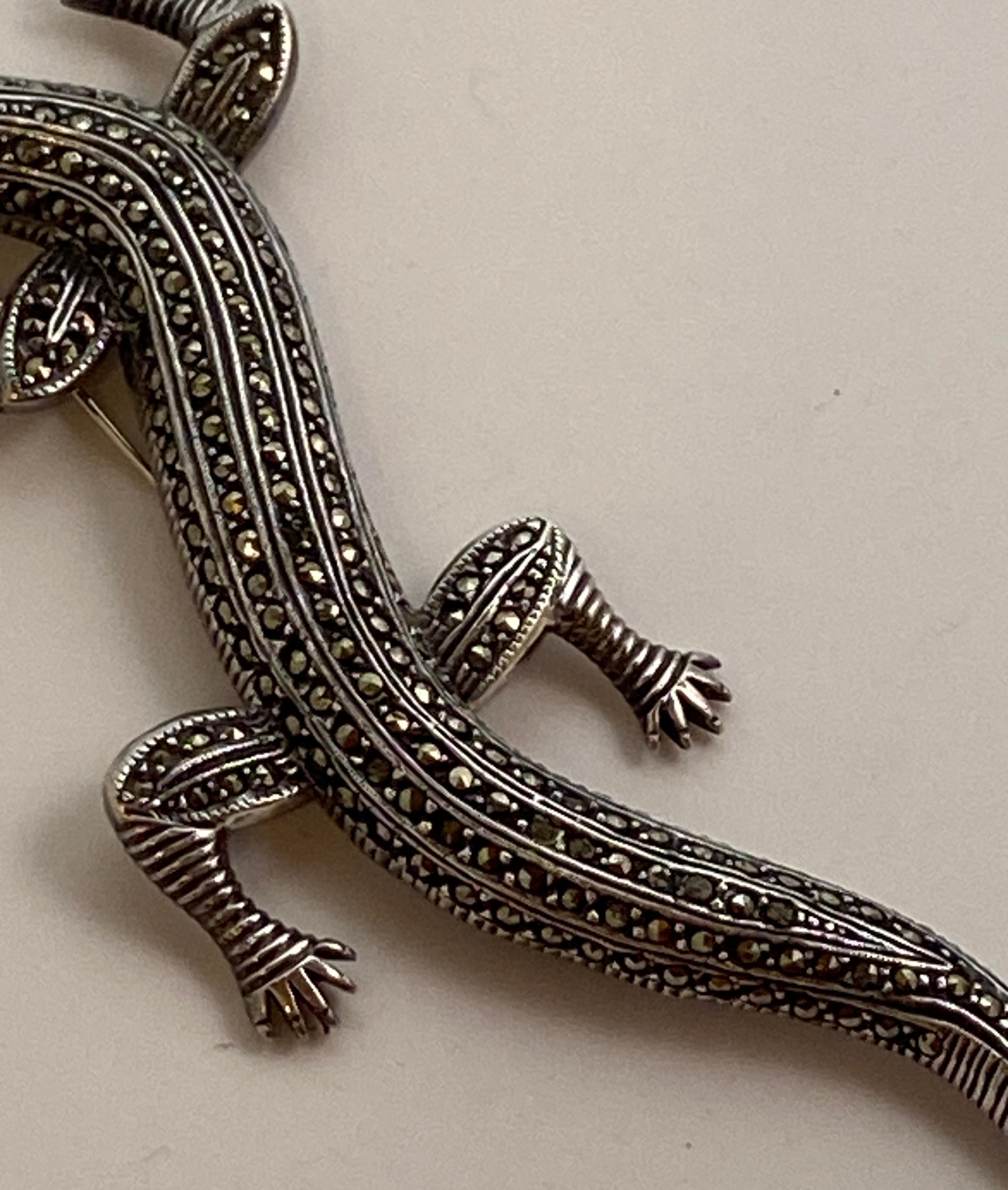 Grande broche fantaisiste en argent sterling «izard » ornée de micro- cristaux en vente 6