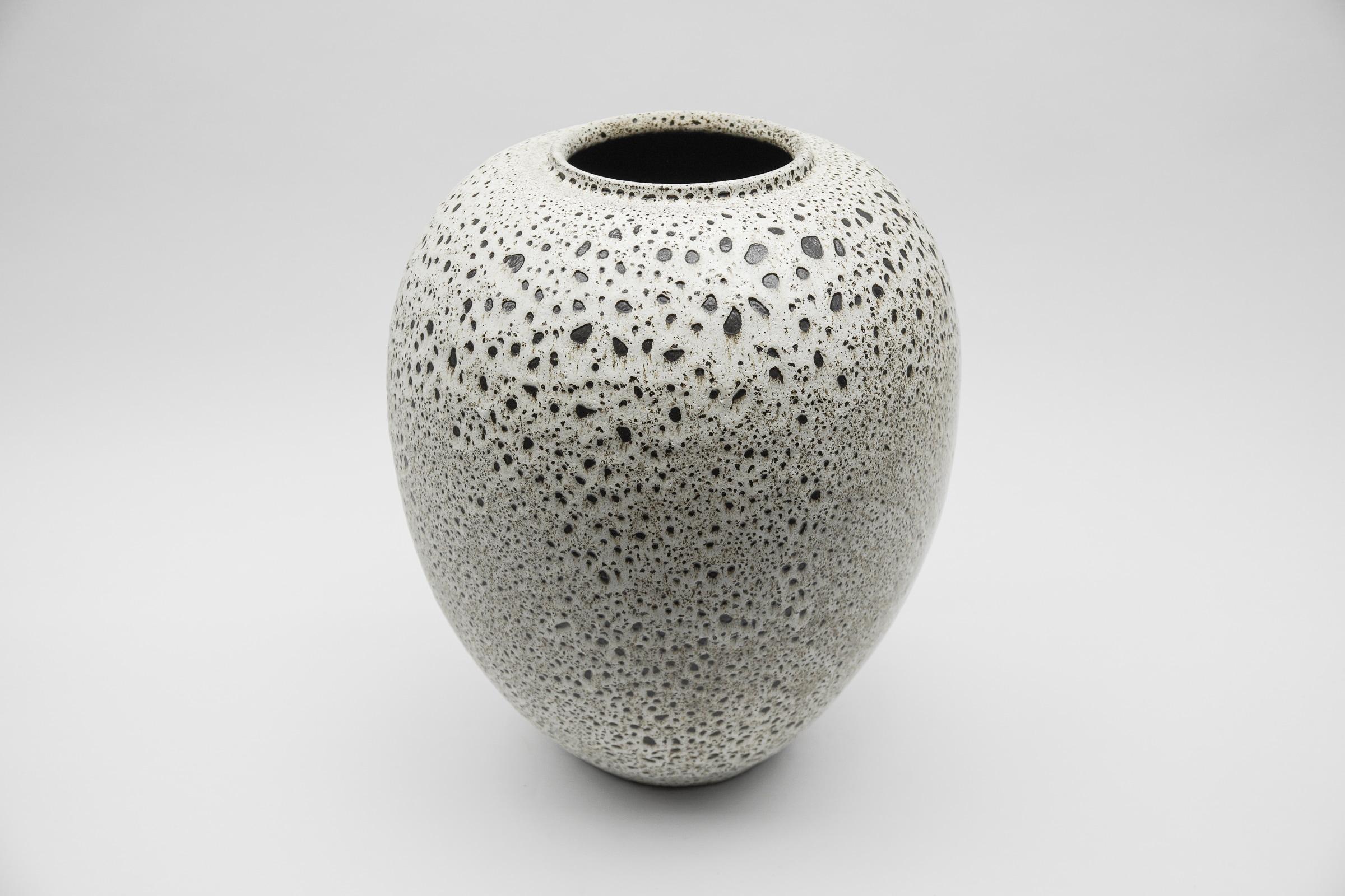 Mid-Century Modern Énorme vase en céramique Studio blanc et noir de Wilhelm & Ellis Kuch, années 1960, Allemagne en vente