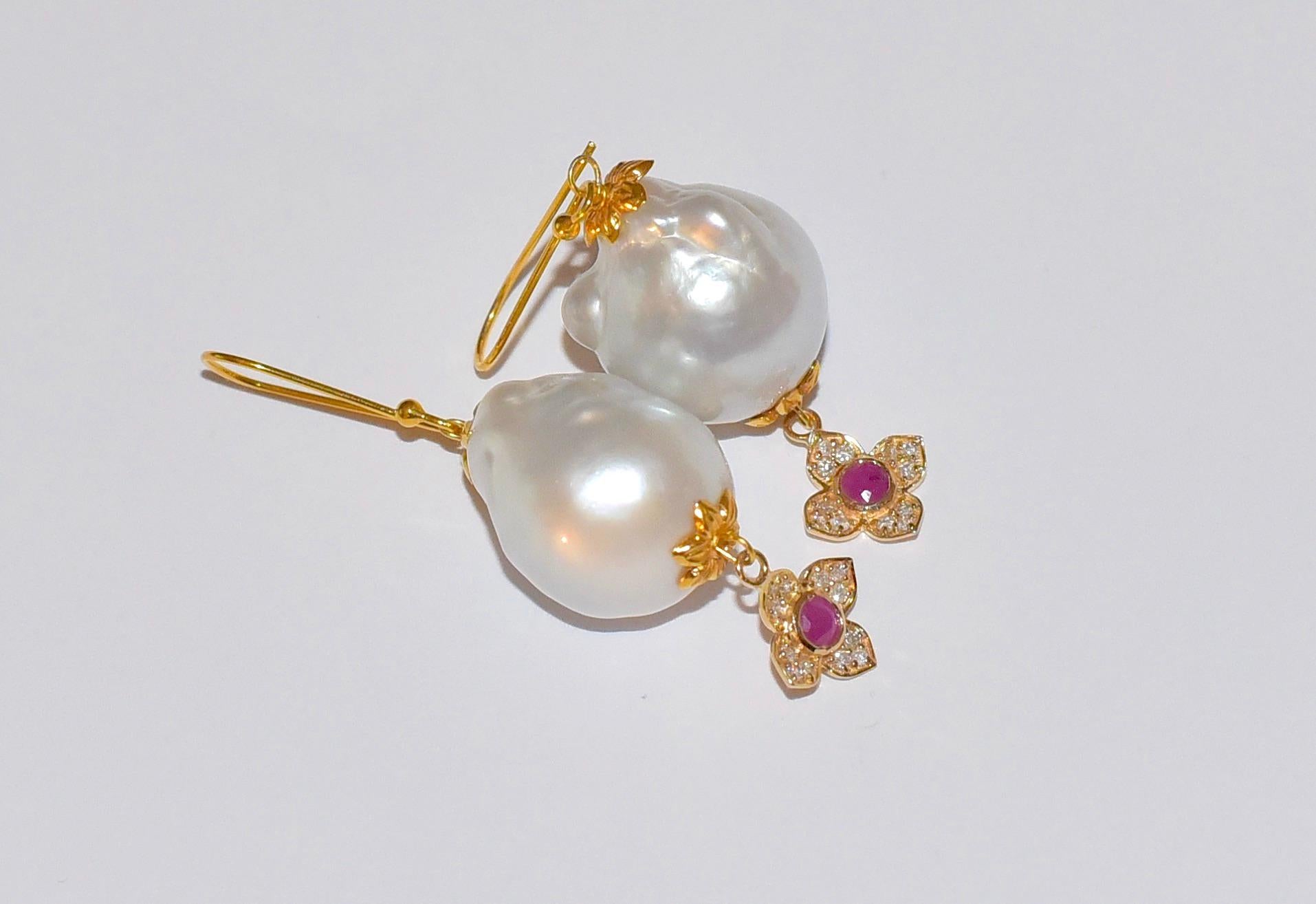 White South Sea Pearl, Ruby, Diamonds Earrings in 14/18 Solid Yellow Gold In New Condition For Sale In Astoria, NY