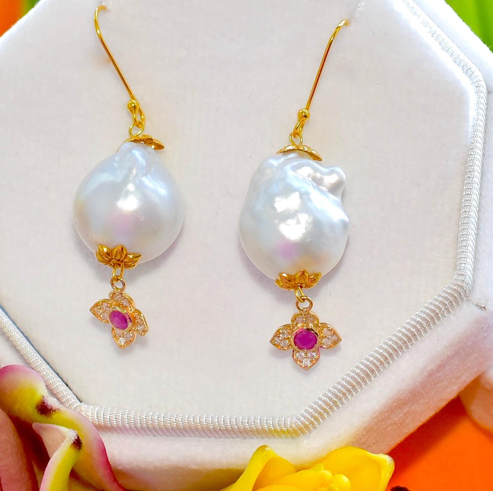 White South Sea Pearl, Ruby, Diamonds Earrings in 14/18 Solid Yellow Gold For Sale 2