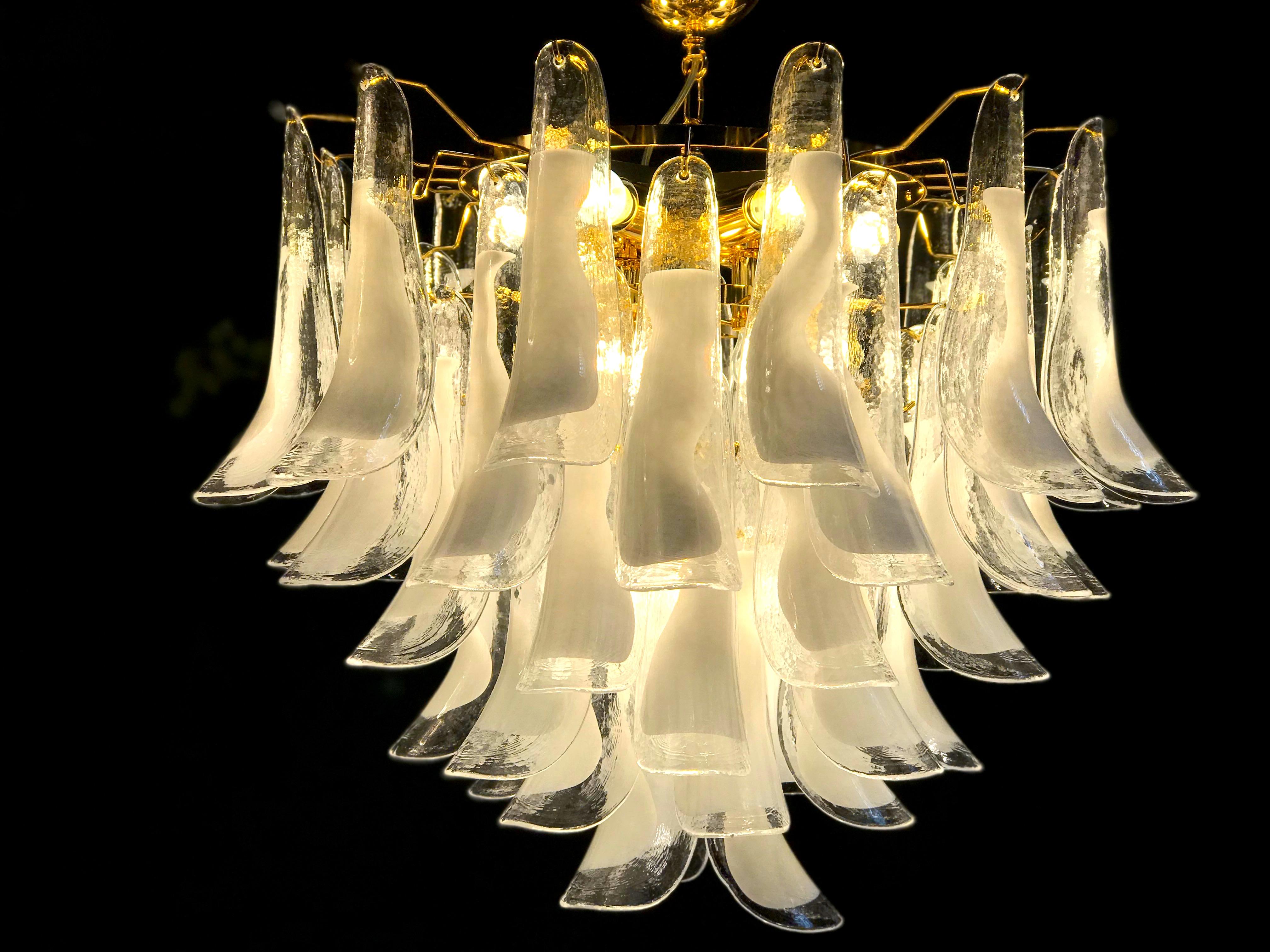 Enorme lampadario o plafoniera di Murano con petali di tulipano bianchi in vendita 5
