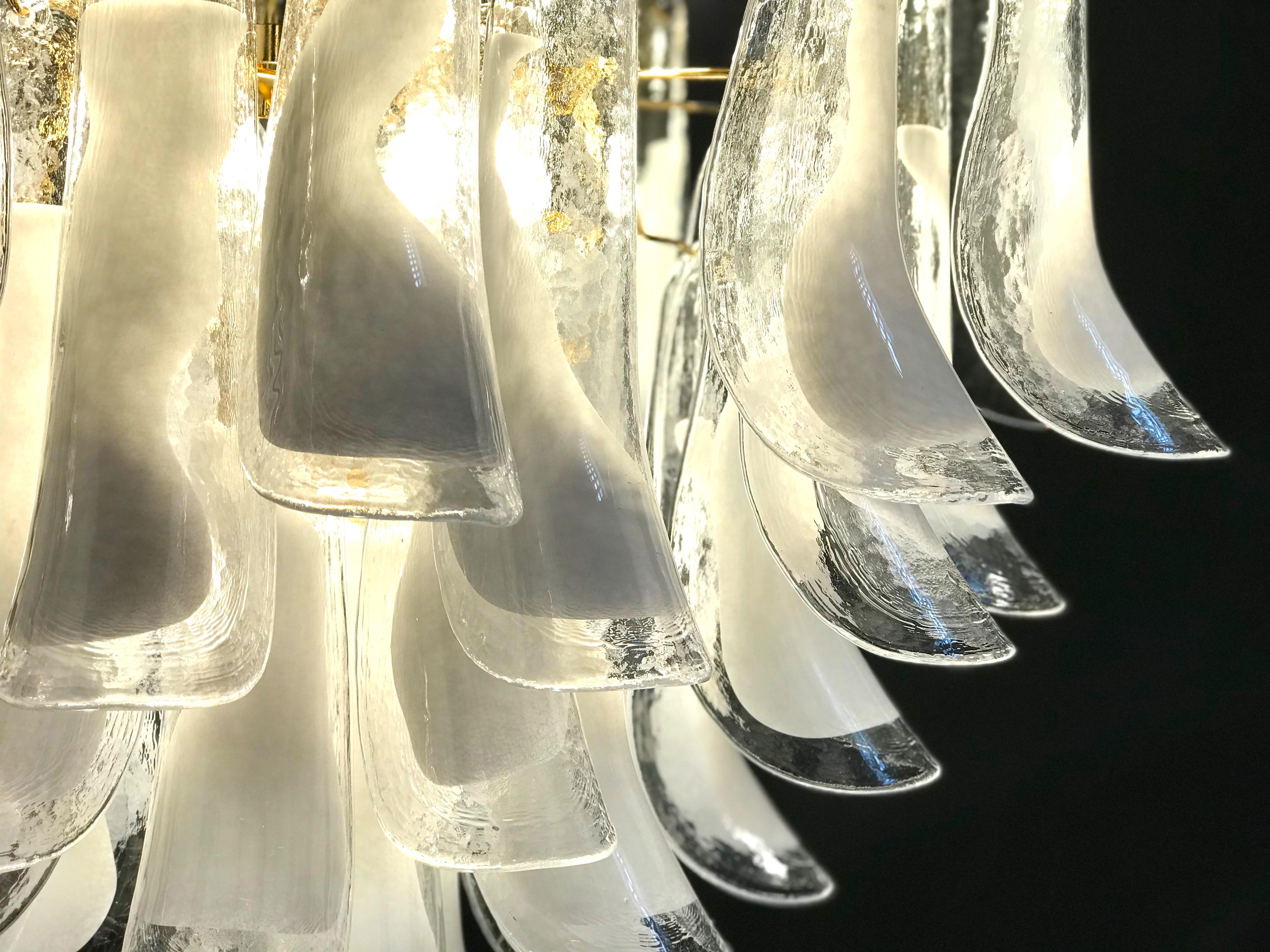Enorme lampadario o plafoniera di Murano con petali di tulipano bianchi in vendita 7