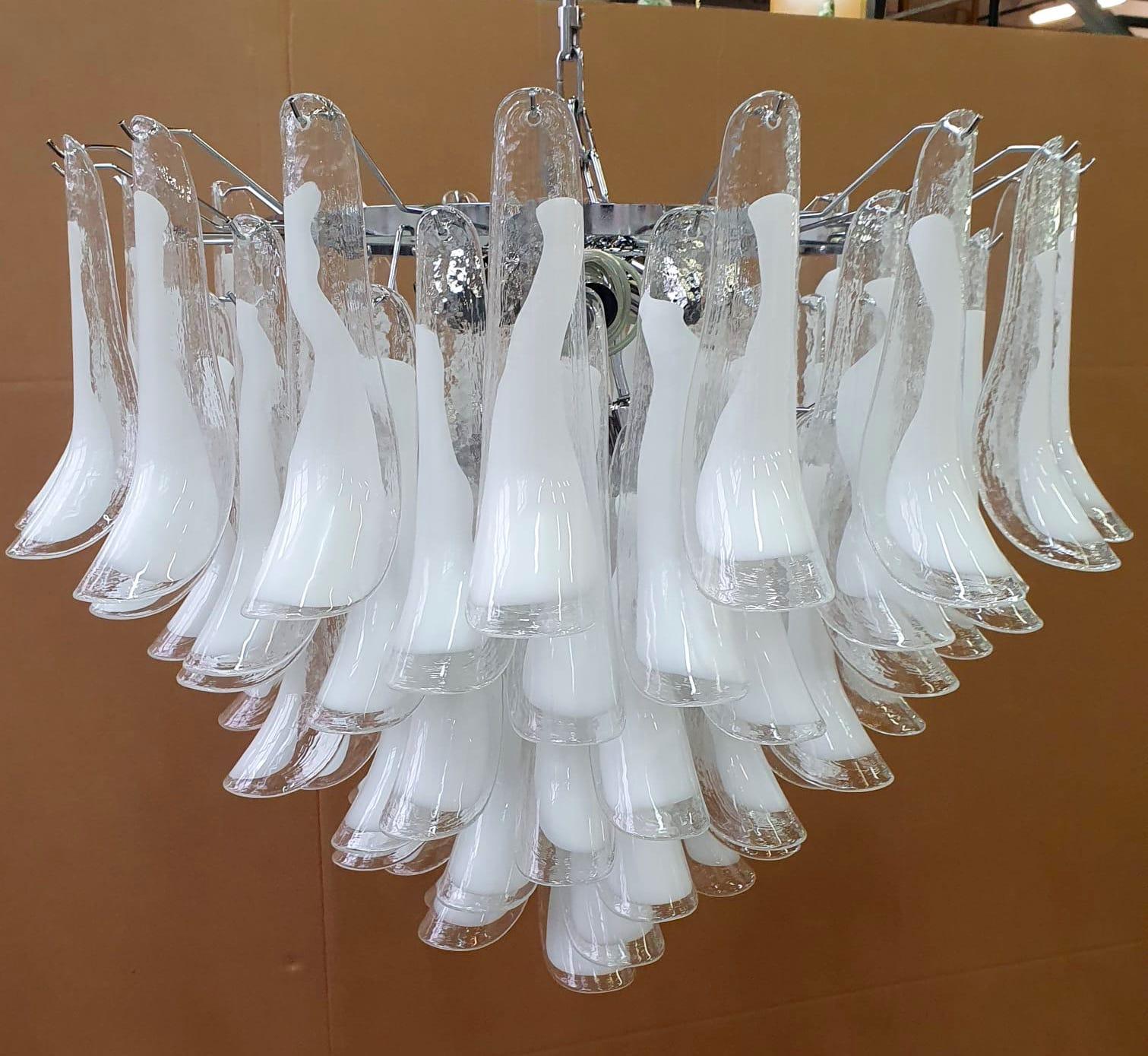 Enorme lampadario o plafoniera di Murano con petali di tulipano bianchi in vendita 12