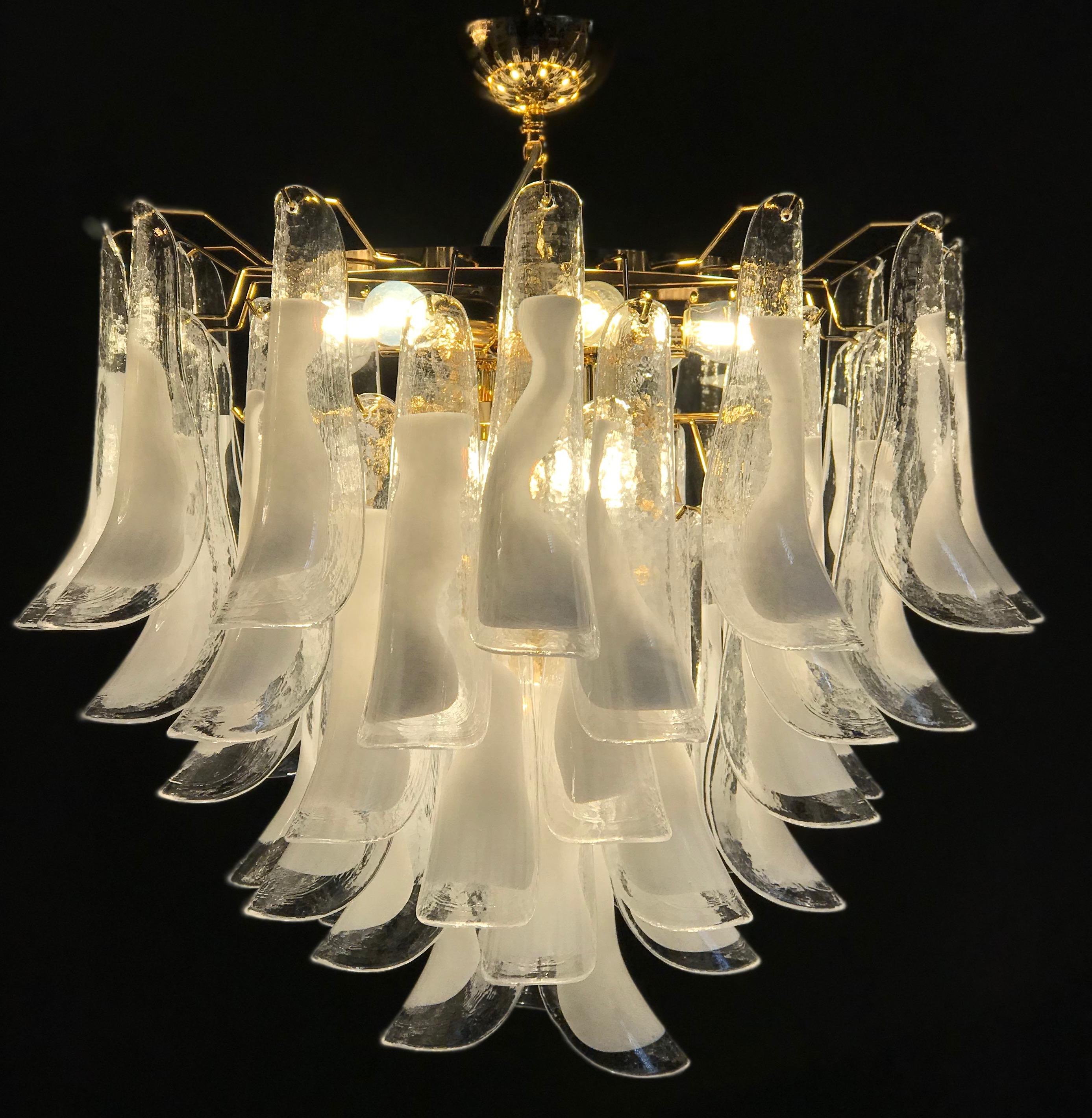 Incredibile lampadario italiano in vetro di murano realizzato con petali di vetro di murano chiaro/bianco 