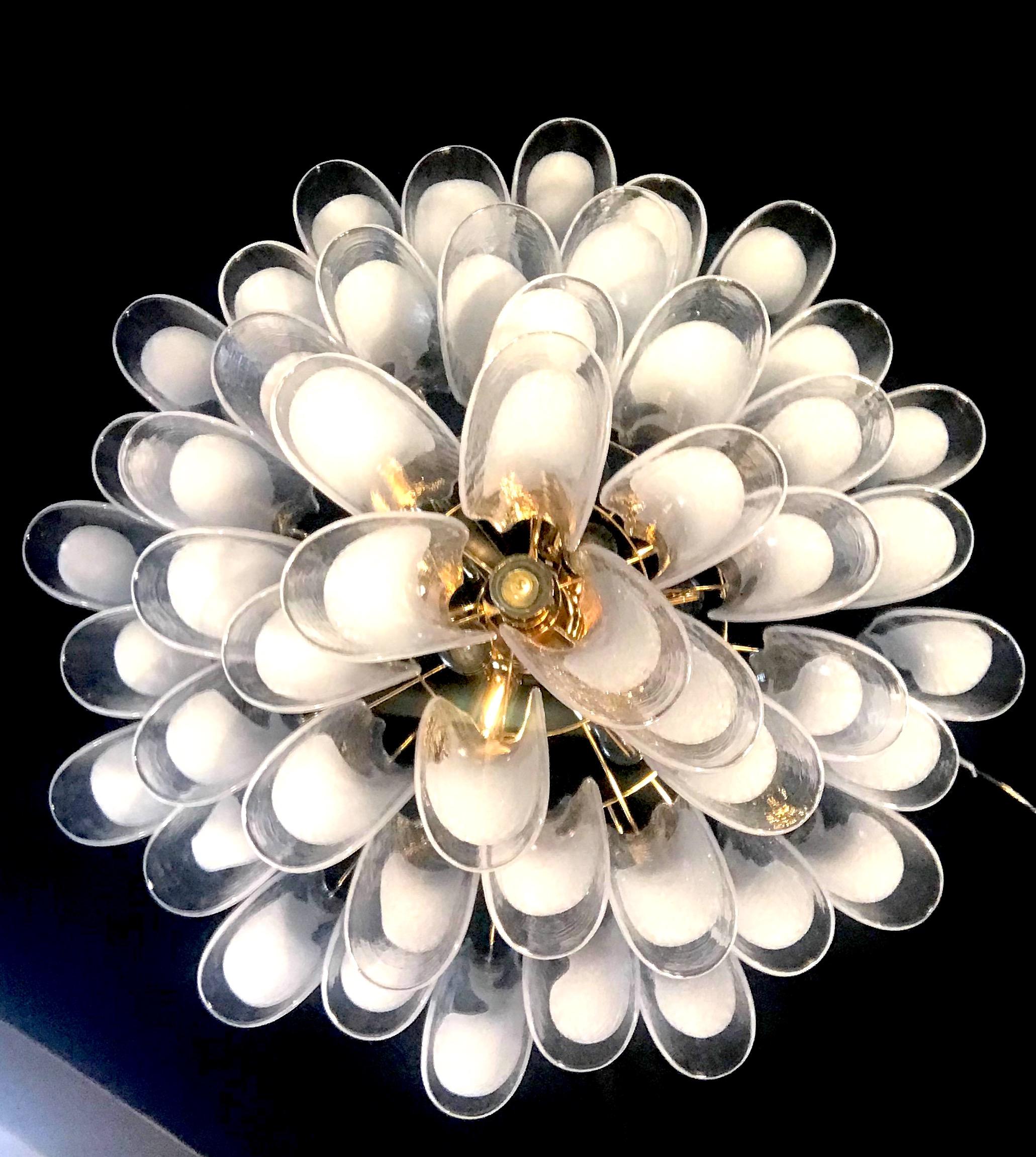 Enorme lampadario o plafoniera di Murano con petali di tulipano bianchi in vendita 13