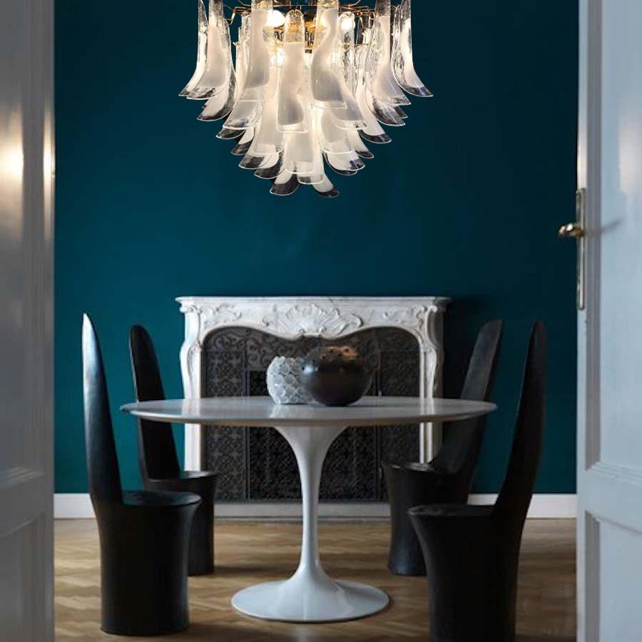 Mid-Century moderno Enorme lampadario o plafoniera di Murano con petali di tulipano bianchi in vendita