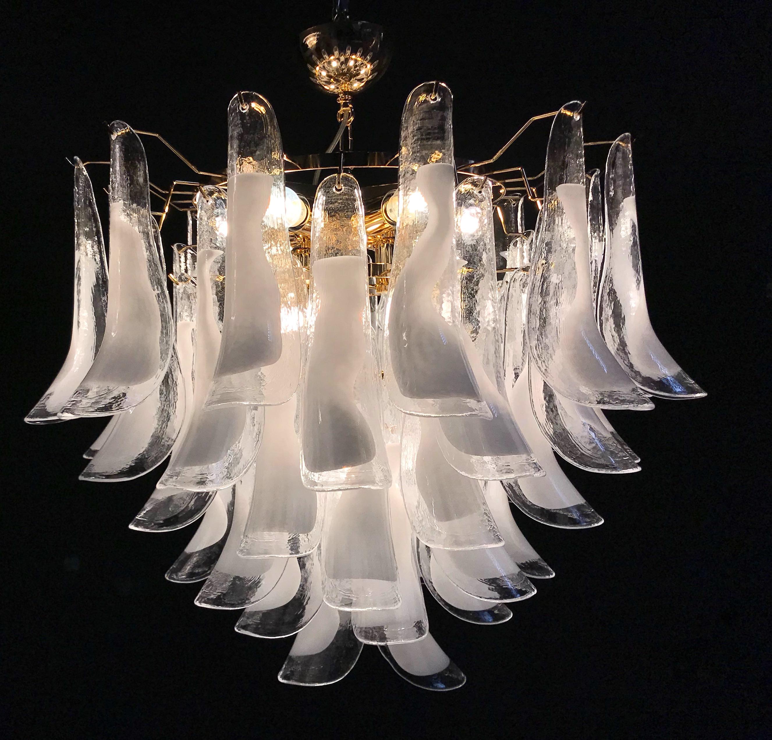 Italiano Enorme lampadario o plafoniera di Murano con petali di tulipano bianchi in vendita